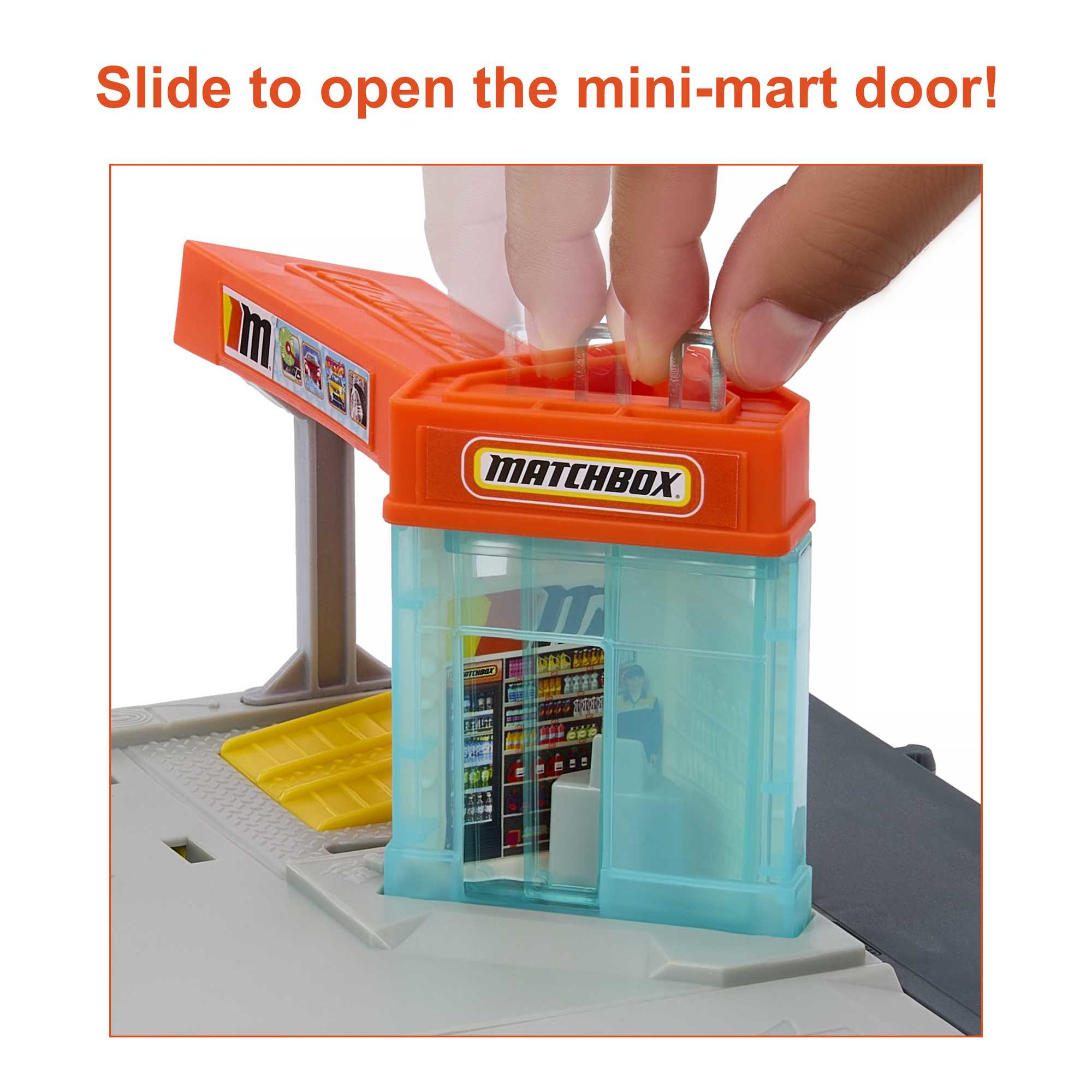Die Hand einer Person öffnet die Tür eines Mini-Markt-Spielzeugs. Die Tür ist transparent.