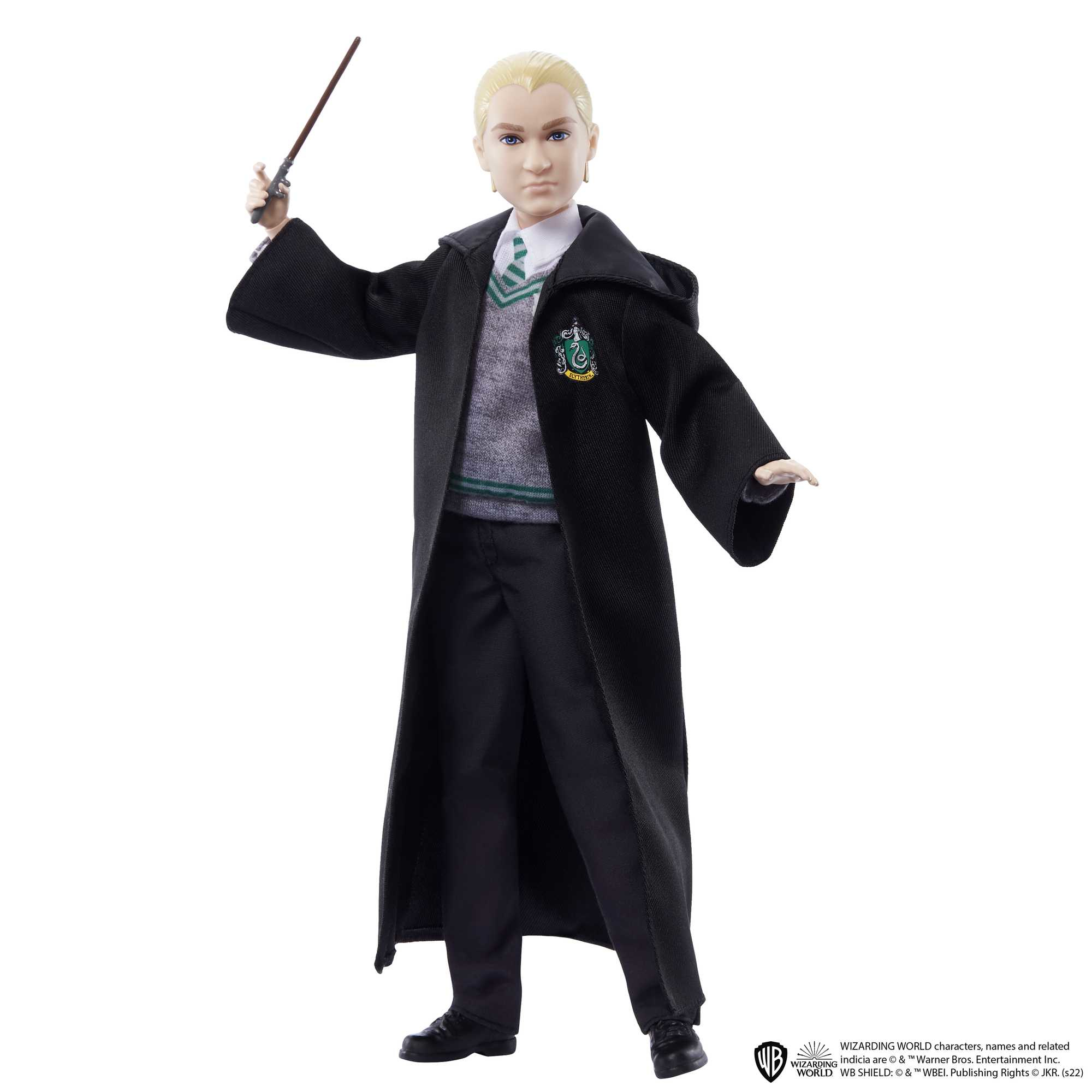 Lalka Draco Malfoy w mundurku Slytherinu, trzymająca różdżkę. Na białym tle.
