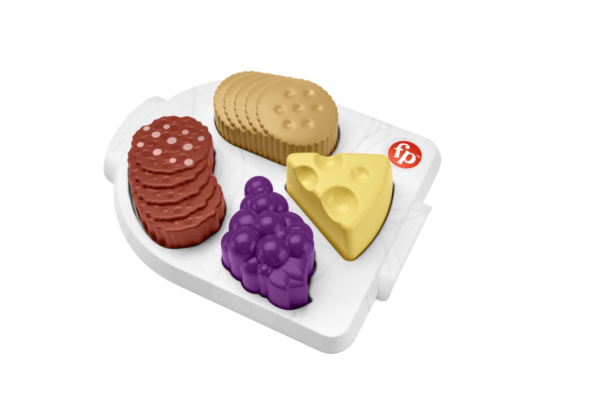 Zestaw zabawek z salami, krakersami, winogronami i serem, na białej powierzchni.