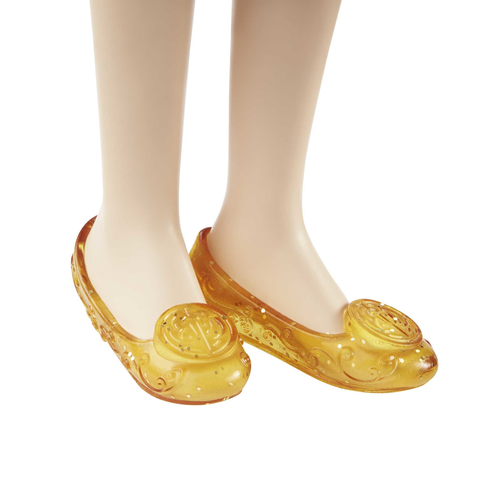 Zbliżenie stóp w złotych sandałach żelowych z małą ozdobą na palcu.