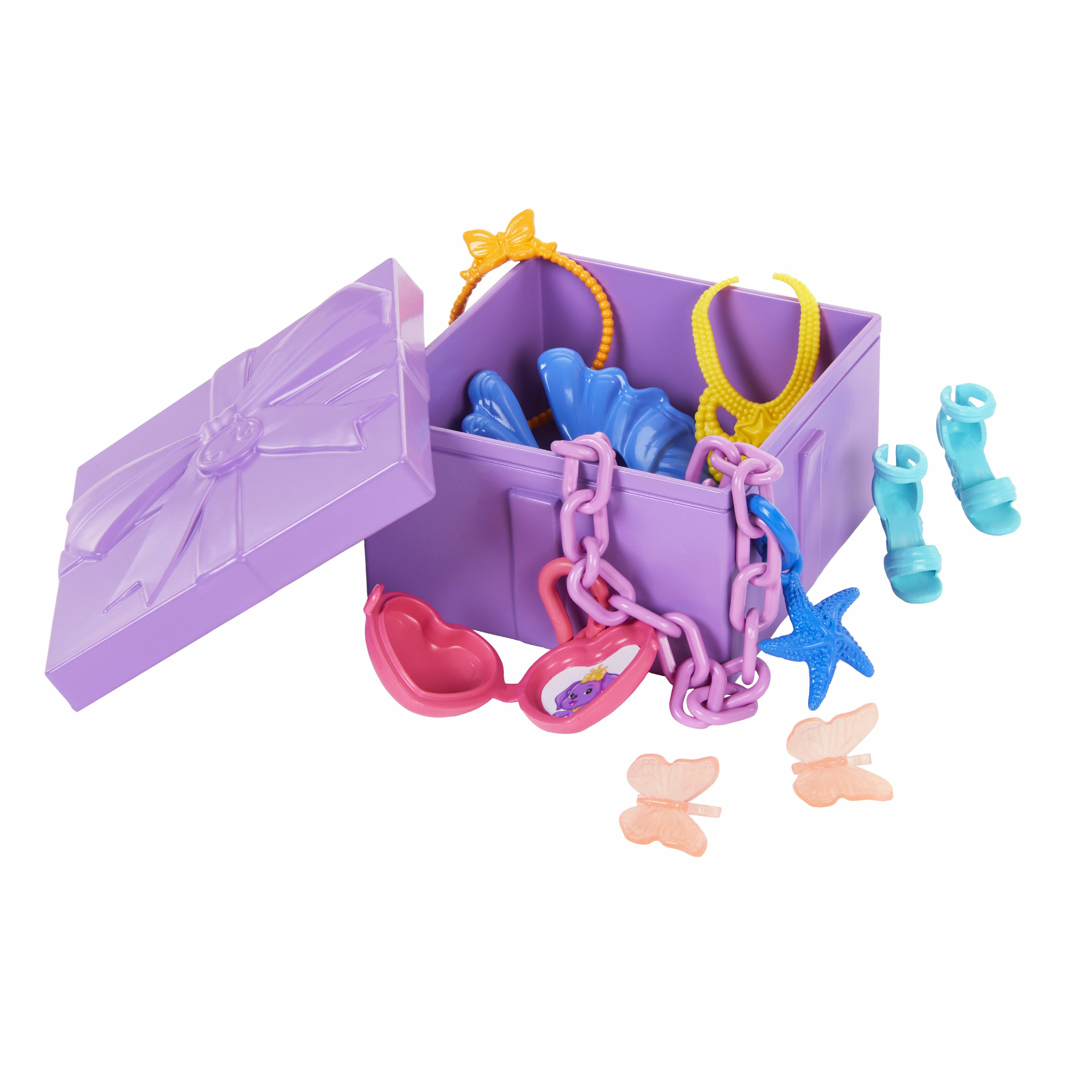 Otwarty prezent z biżuterią. Zawiera naszyjniki, kolczyki, łańcuszek i buty. Fioletowe pudełko.