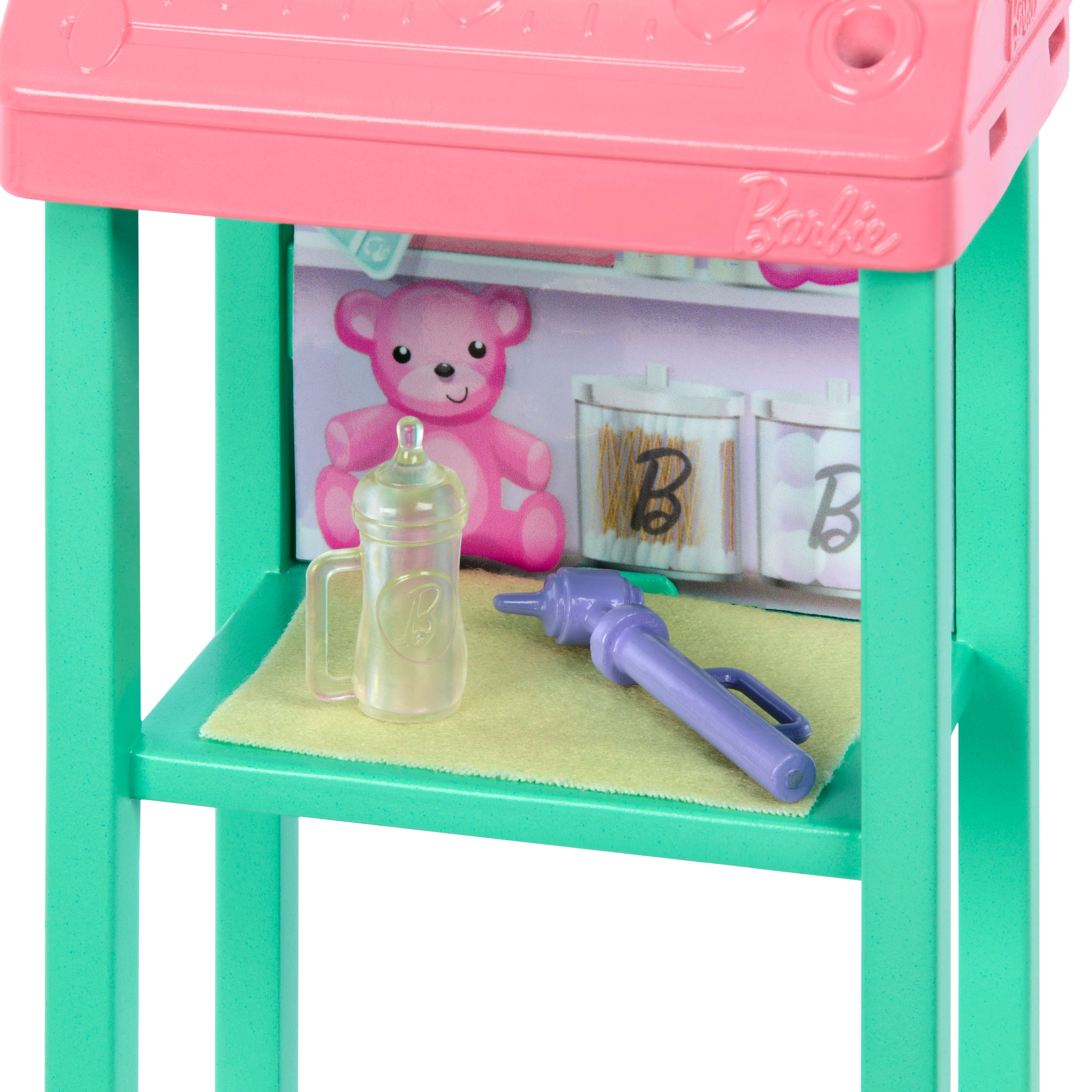 Zestaw do pielęgnacji dziecka Barbie. Zawiera butelki, misia i zabawki na półce.