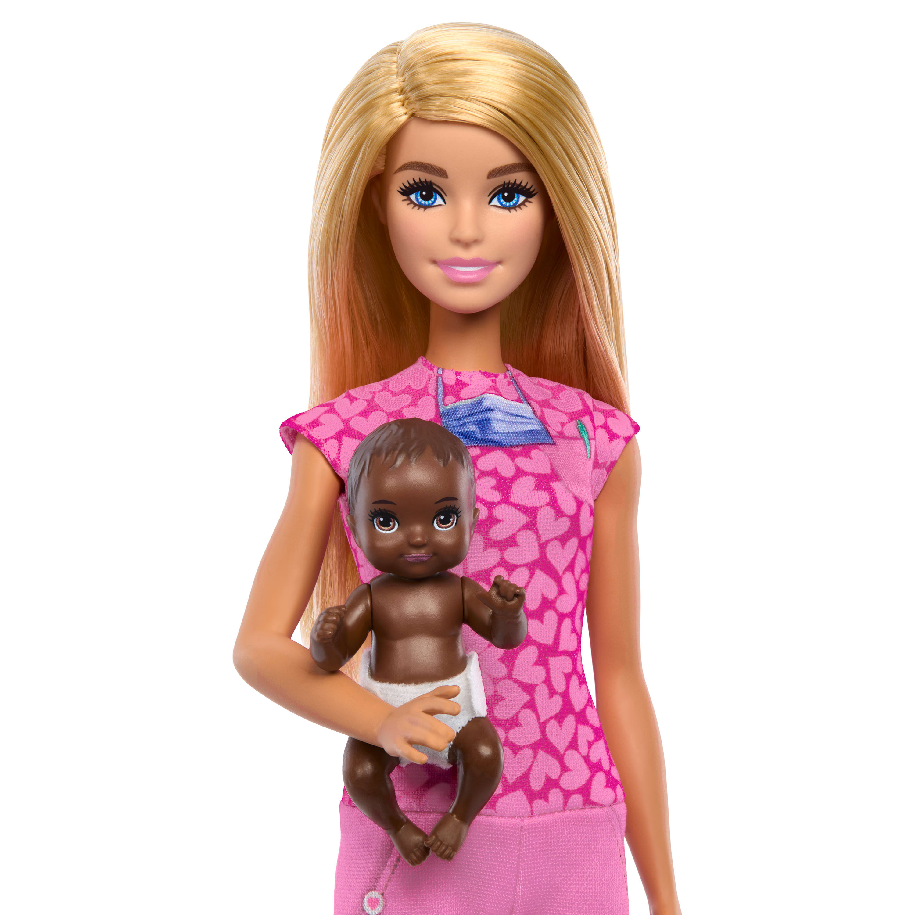 Lalka Barbie trzymająca dziecko, ubrana w różową sukienkę i maseczkę.