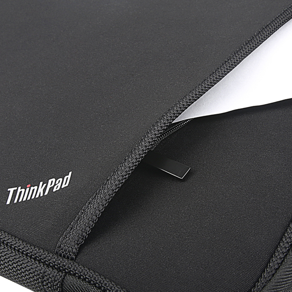 Custodia nera per laptop ThinkPad. Con cerniera, con marchio ThinkPad in bianco.
