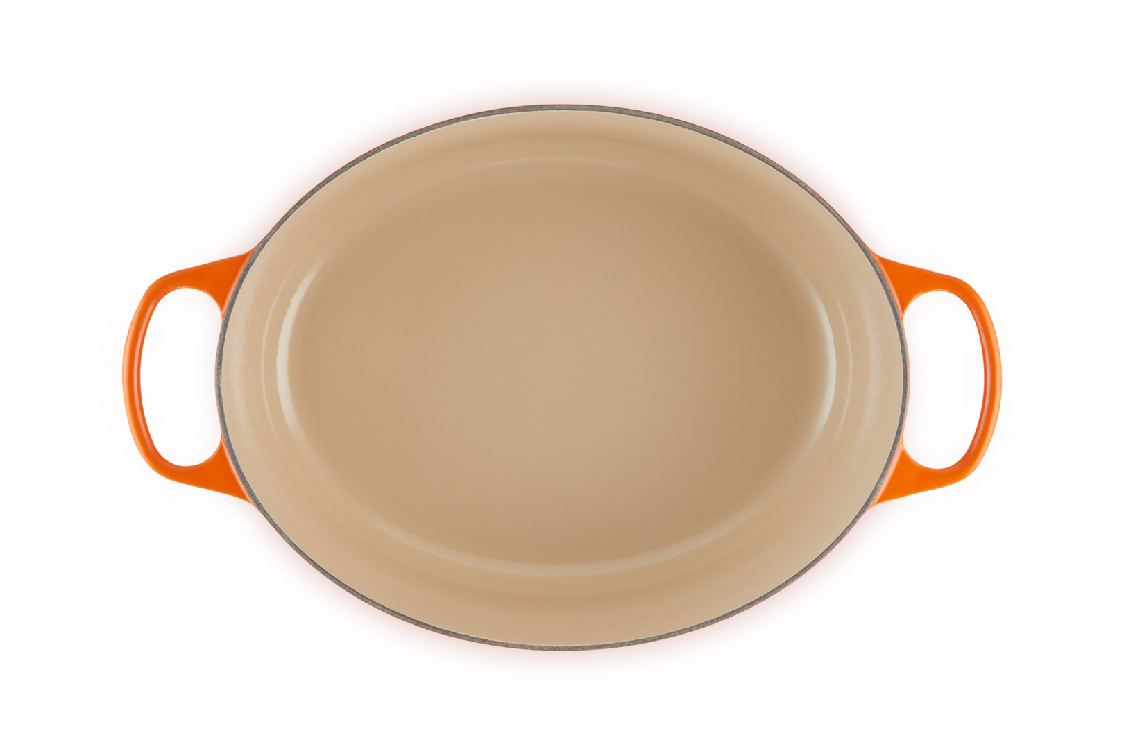 Vista superior de olla holandesa Le Creuset naranja vacía. Interior beige. Asas naranjas. Fondo blanco. Ovalada.