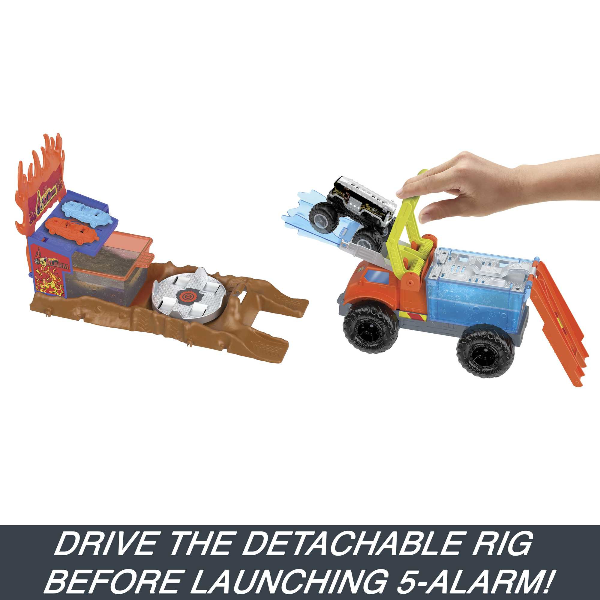 Zestaw z zabawkami z lawetą i monster truckiem oraz tekstem "DRIVE THE DETACHABLE RIG".