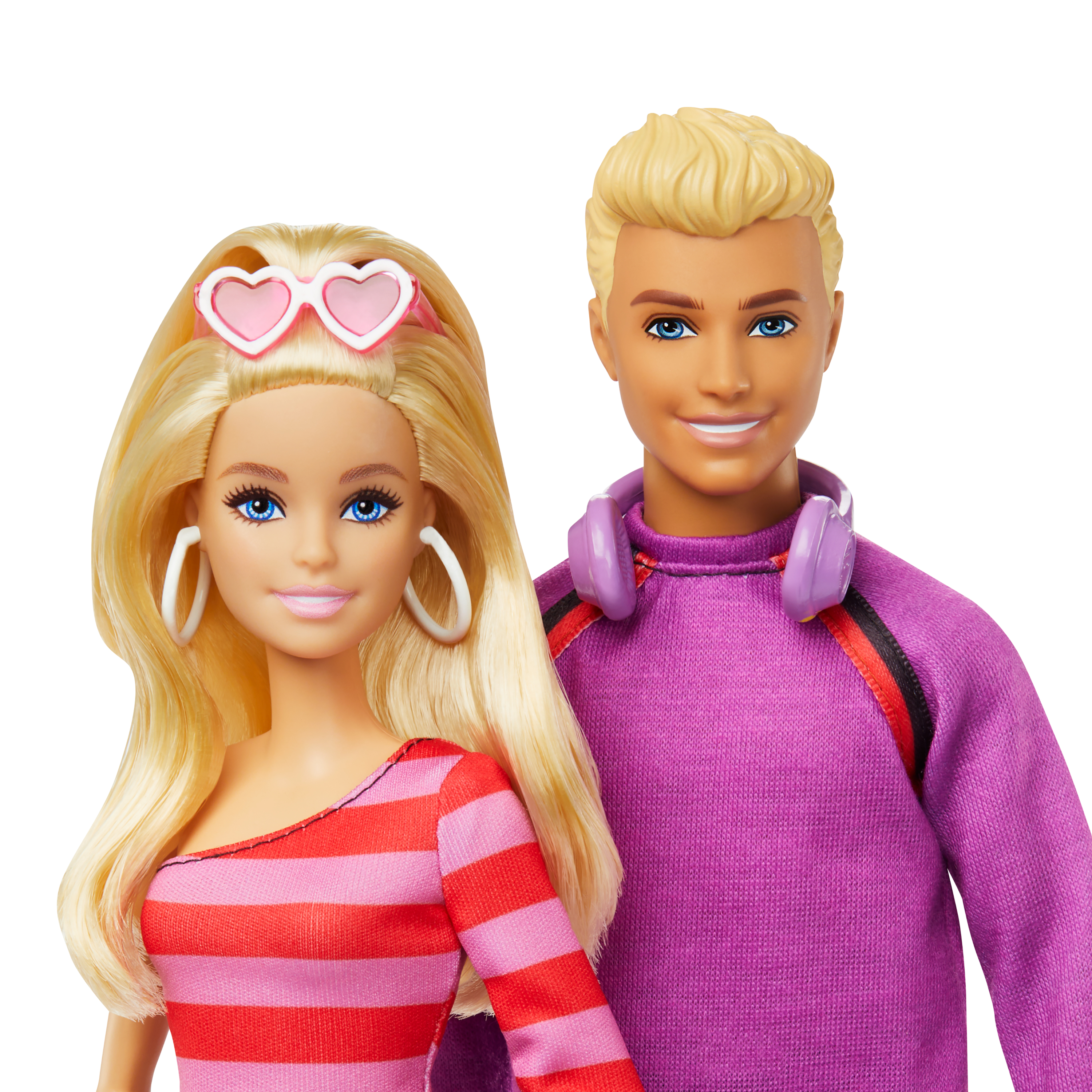 Blond lalki Barbie i Ken. Ken ma na sobie fioletowe słuchawki i fioletowy sweter. Barbie ma okulary przeciwsłoneczne w kształcie serca.