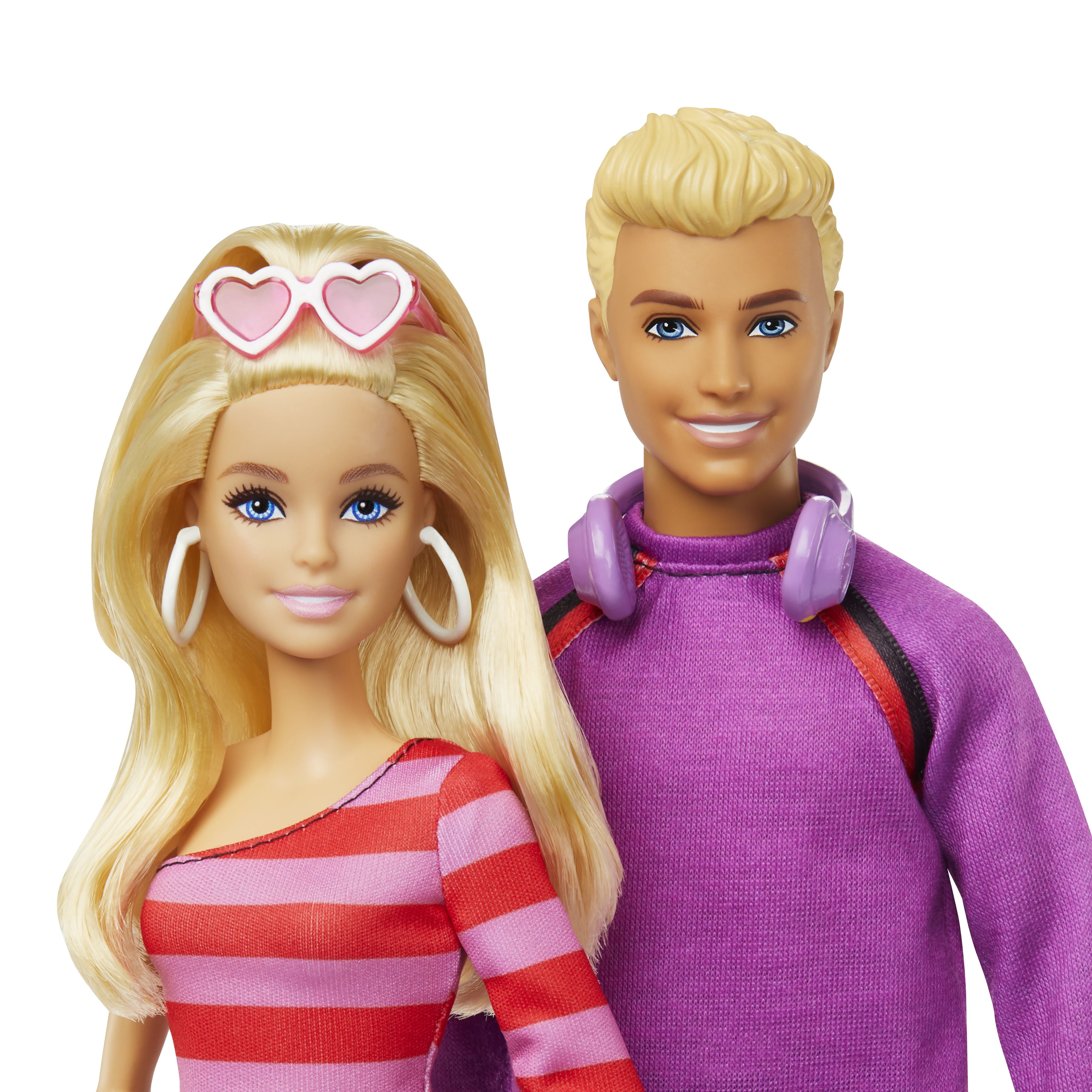 Lalki Barbie i Ken. Barbie nosi różowy top i okulary przeciwsłoneczne. Ken ma blond włosy i słuchawki.