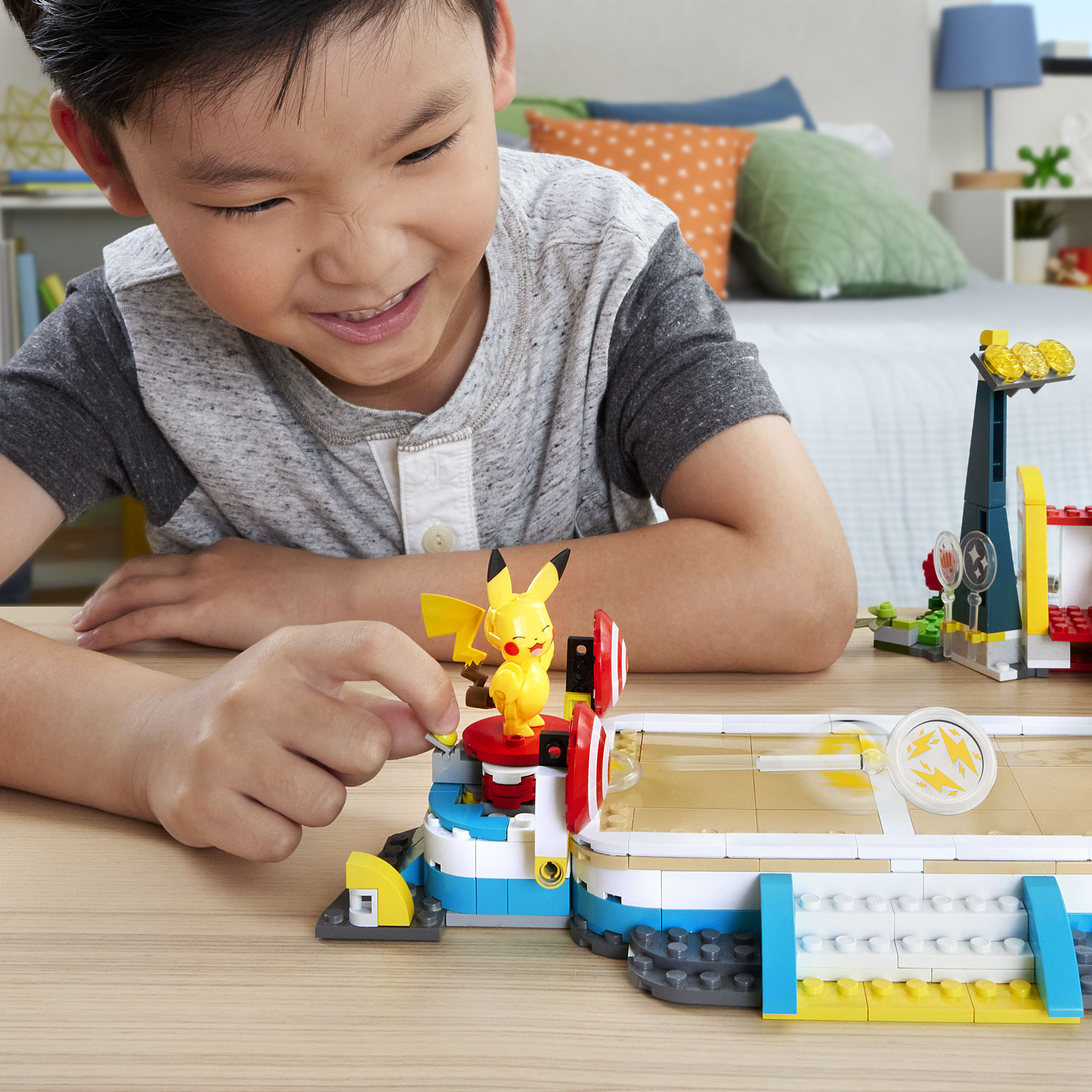 Junge spielt mit Pikachu-Spielzeugset, bunte Blöcke und Umgebung.