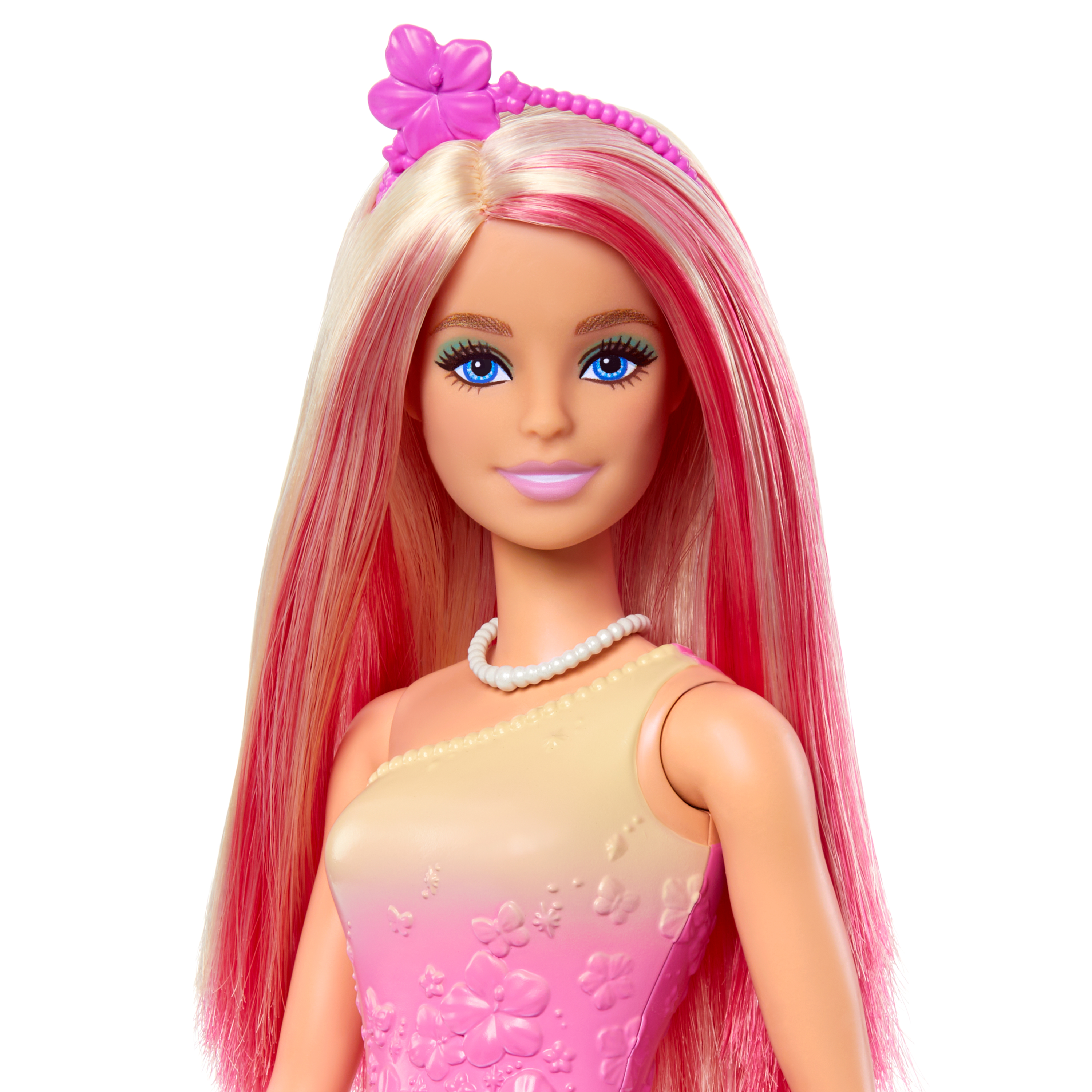 Una muñeca Barbie con cabello rubio y rosa, con un vestido rosa y amarillo y un collar de perlas.