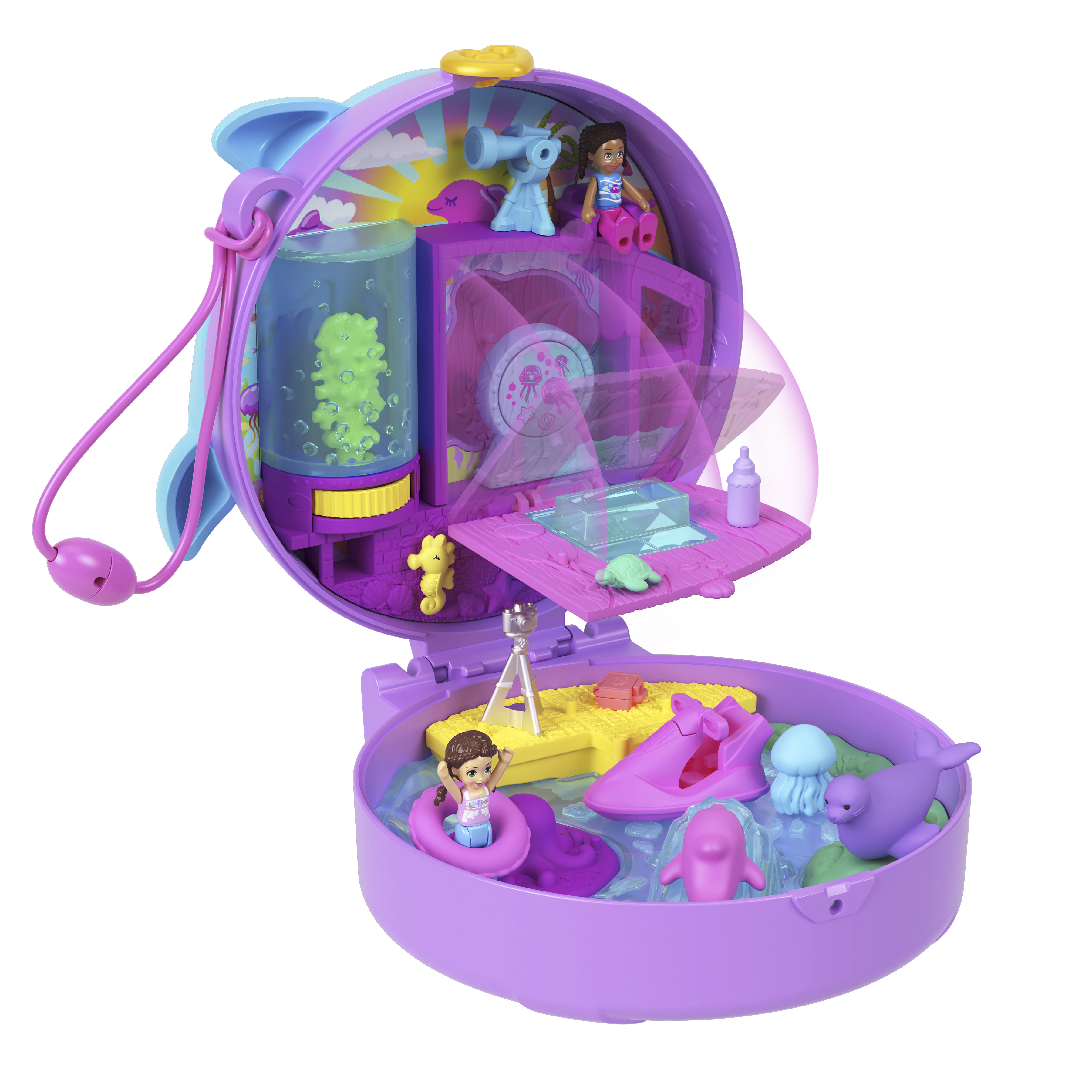 Ein geöffnetes lila Polly Pocket Spielzeug, das eine Meereslandschaft mit Figuren und Zubehör zeigt.