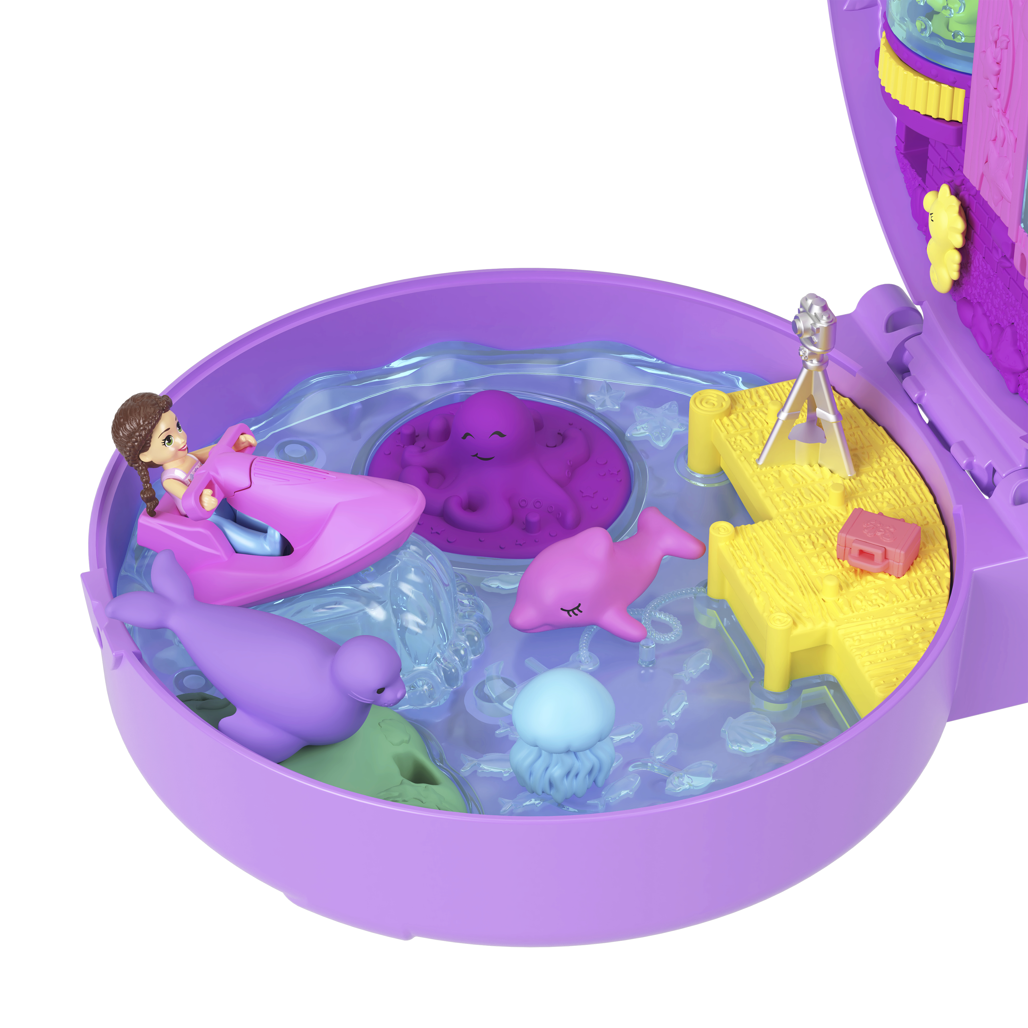 Ein lilafarbenes Polly Pocket Set mit Miniaturfiguren von Menschen und Meeresbewohnern in einer wassergefüllten Umgebung.