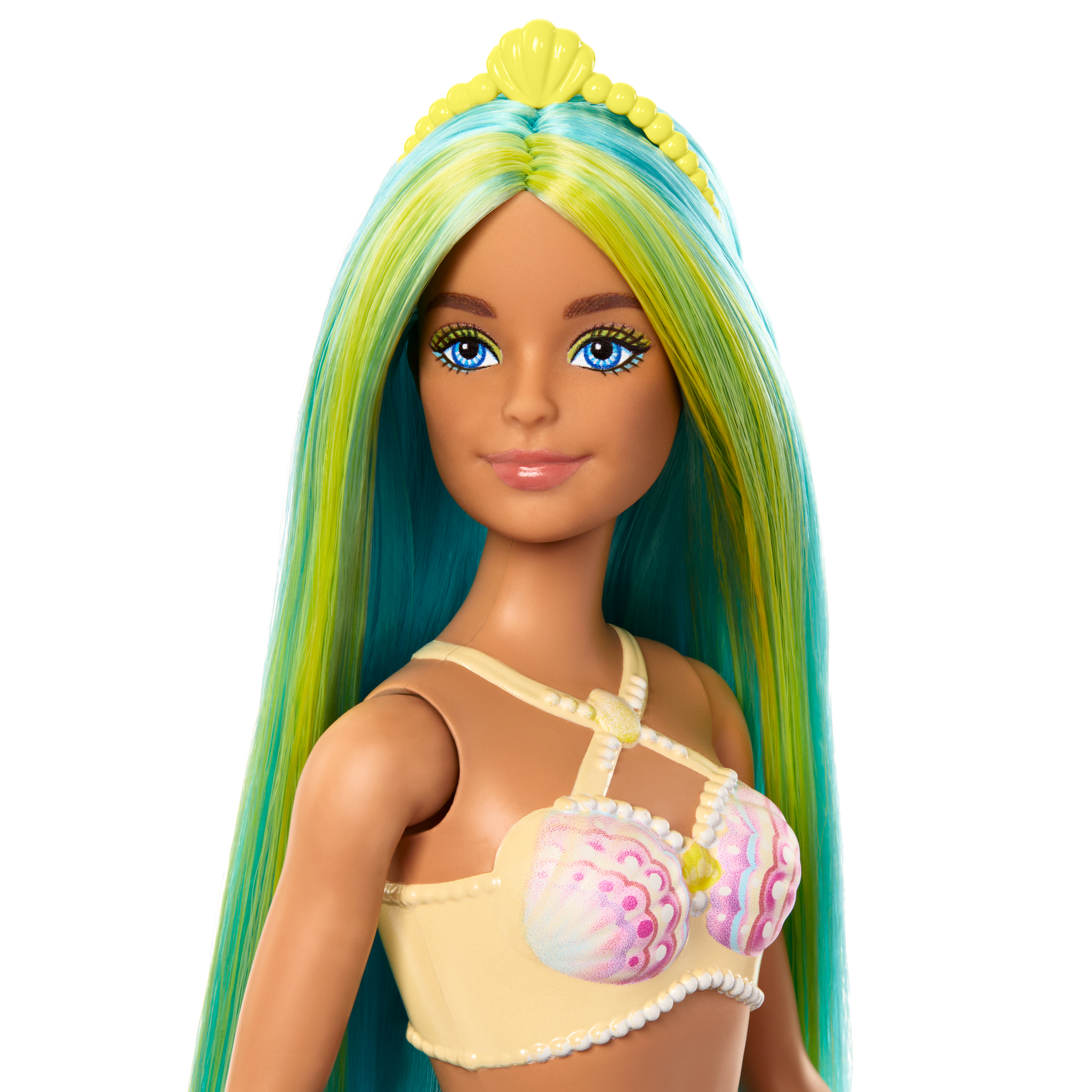 Lalka syrena Barbie z turkusowymi i zielonymi włosami. Nosi żółty top z muszli i ma niebieskie oczy.