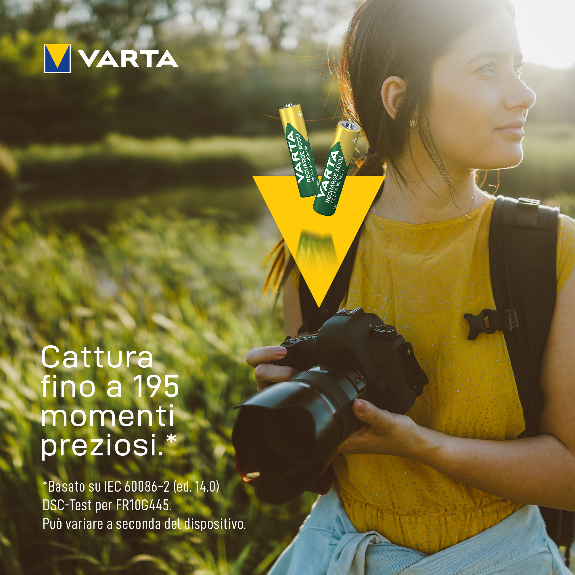 Vrouw met een camera. VARTA-batterijen voor haar. Tekst: 'Leg tot 195 kostbare momenten vast'.
