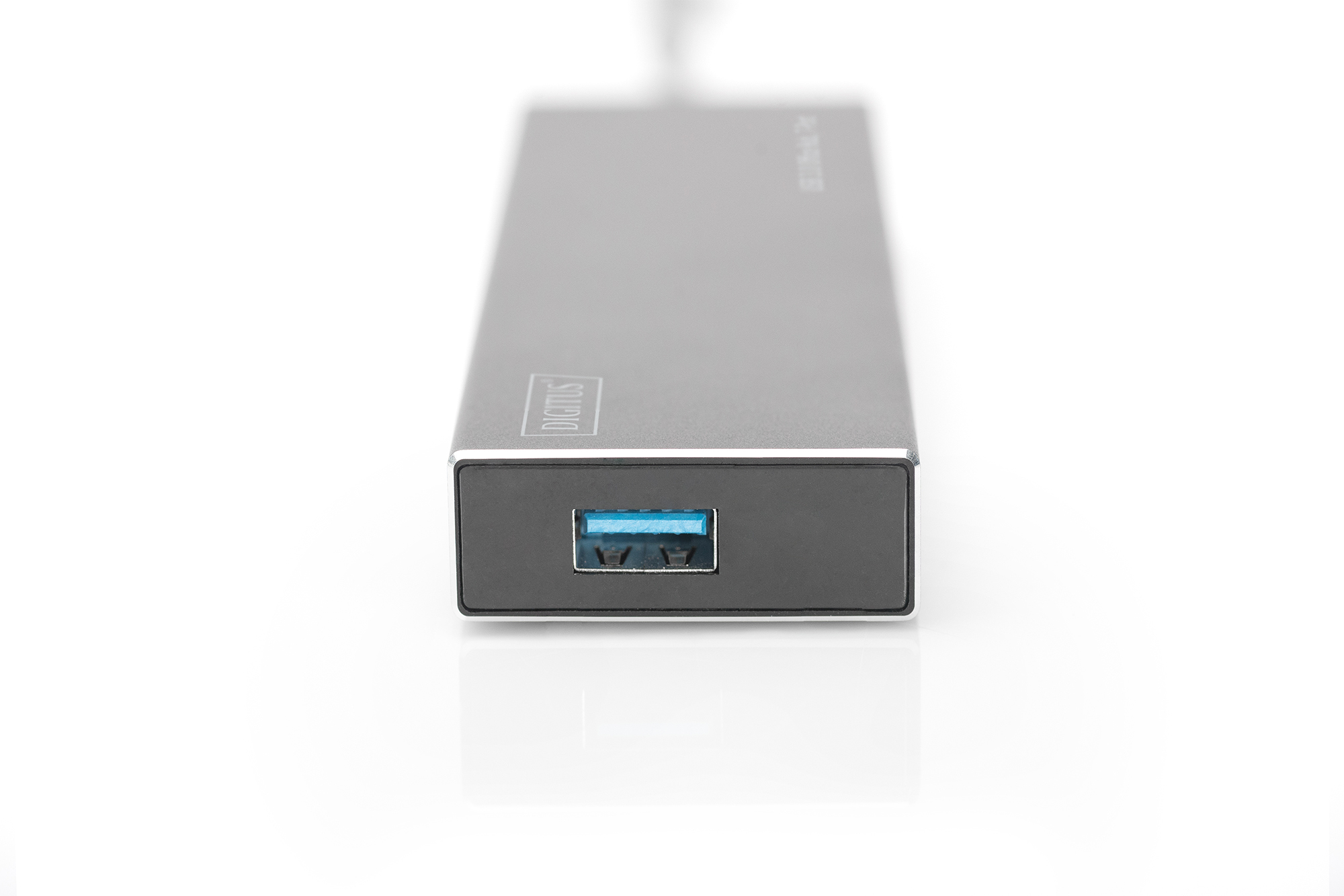 Beyaz bir yüzey üzerinde mavi bir USB bağlantı noktasına sahip gümüş bir USB hub'ı. Hub, Digitus markasıyla etiketlenmiştir.