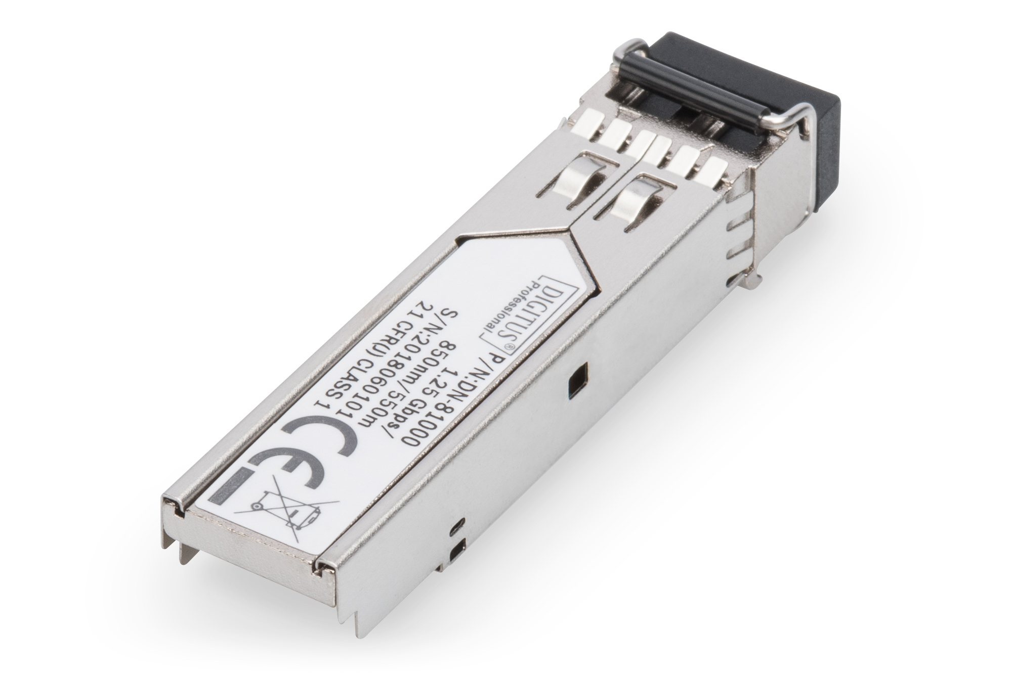 Ein silberner SFP-Transceiver mit schwarzem Stecker, der mit Spezifikationen beschriftet ist. Er liegt auf einer weißen Oberfläche.