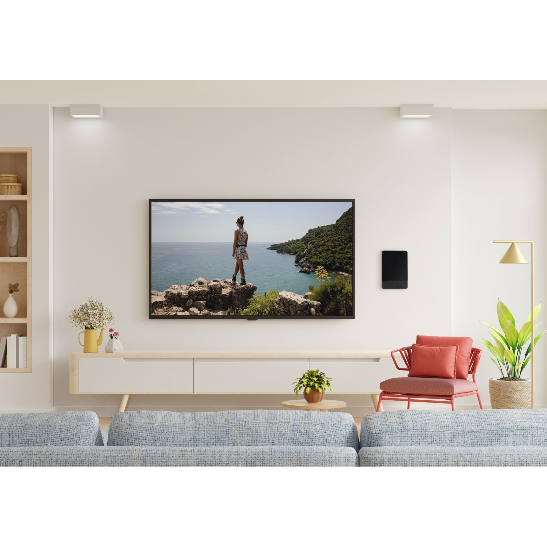 Soggiorno con TV, divano, sedia e finestra con vista panoramica.