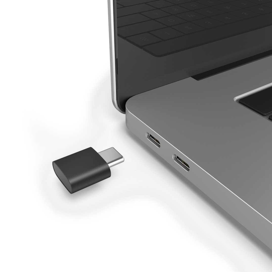 Laptop mit einem schwarzen USB-C-Adapter, der in einen Anschluss gesteckt ist.