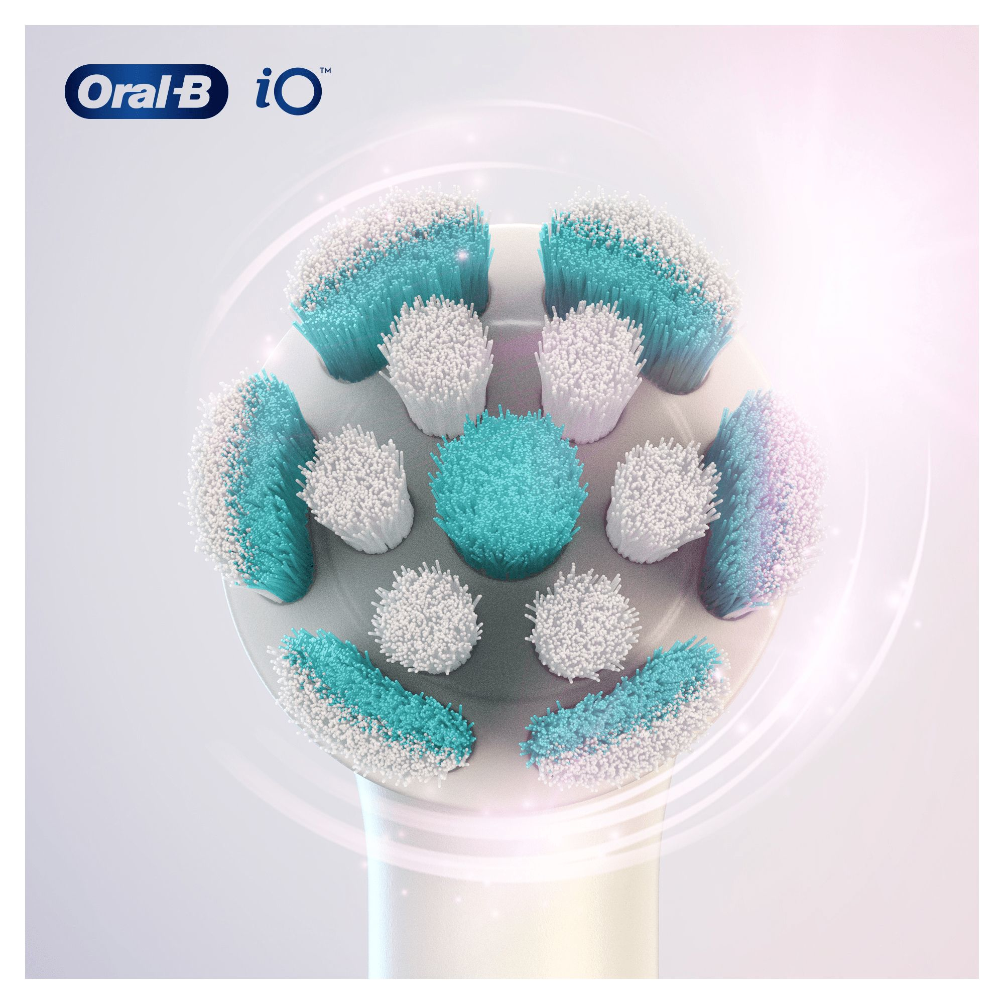 Nahaufnahme eines Zahnbürstenkopfes mit blauen und weißen Borsten, mit dem Oral-B-Logo.