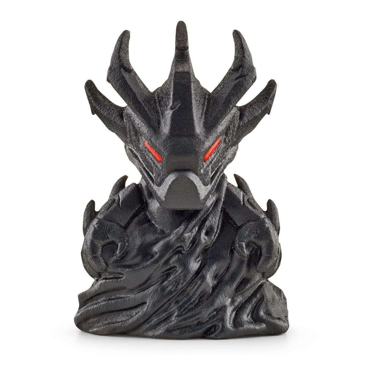 Czarna, szczegółowa statua głowy smoka z czerwonymi oczami. Na białym tle.