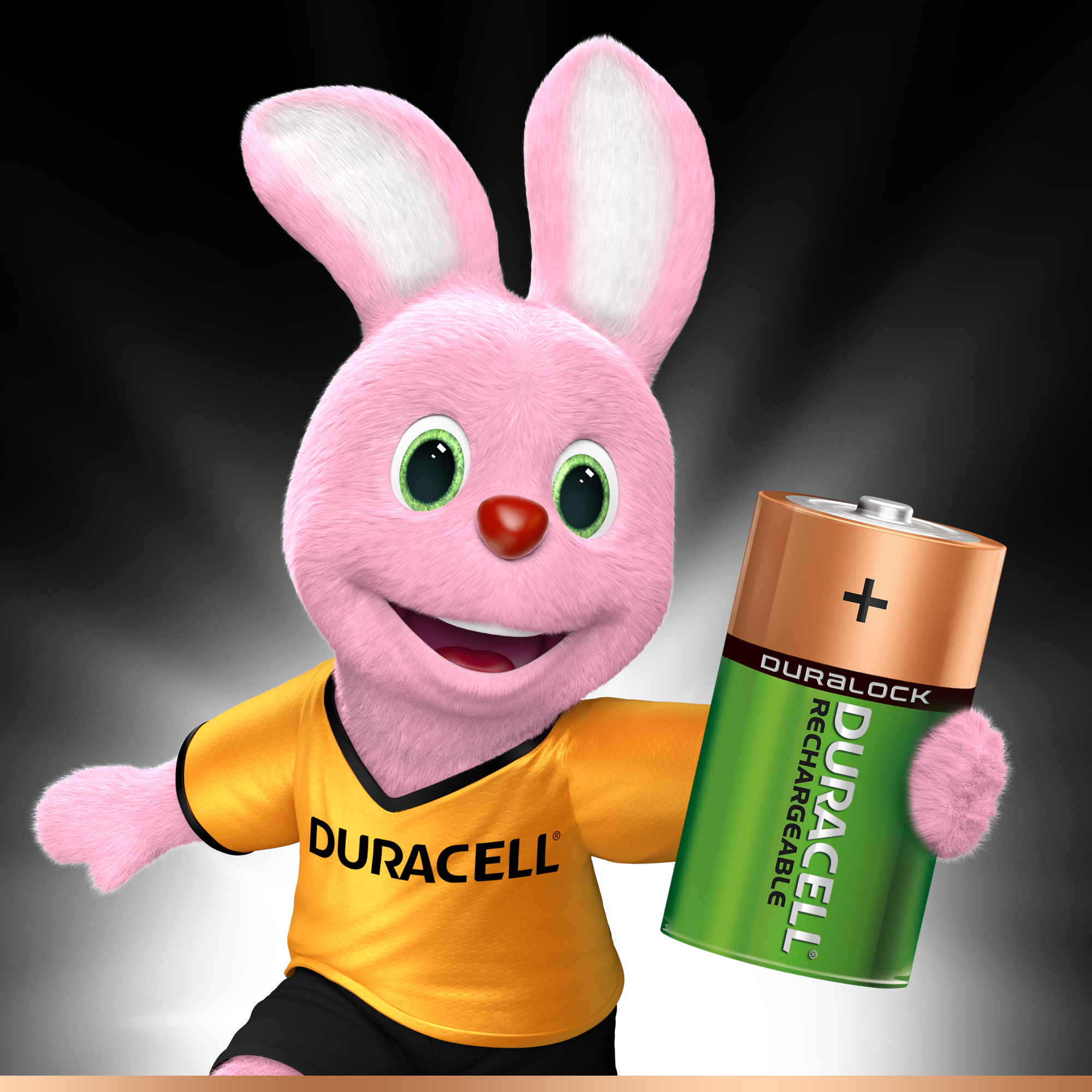 Różowy królik Duracell trzymający zieloną baterię Duracell. Żółta koszulka i czarne szorty.
