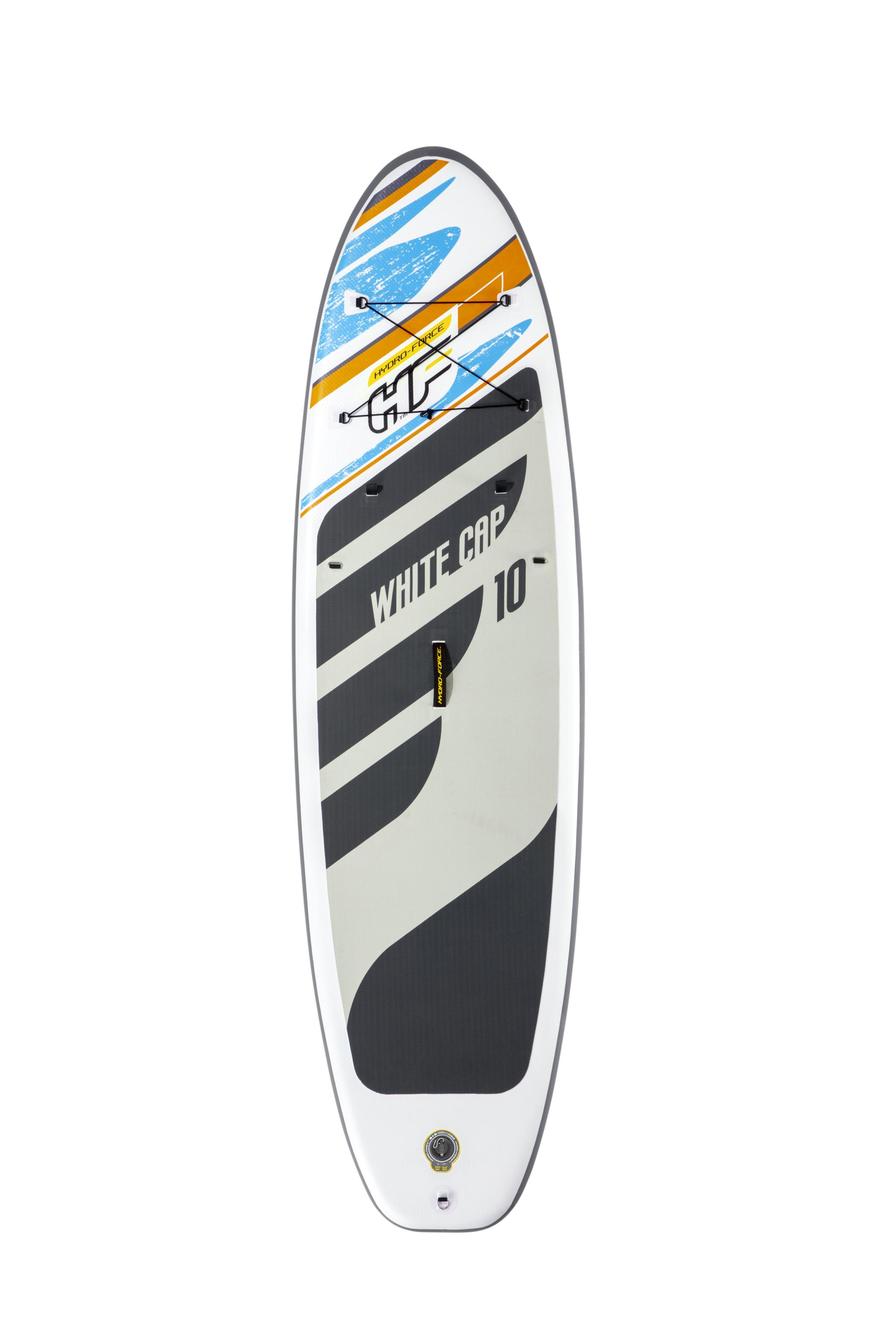 Una tabla de paddle surf blanca y azul con un asa negra. La tabla tiene texto y diseños.