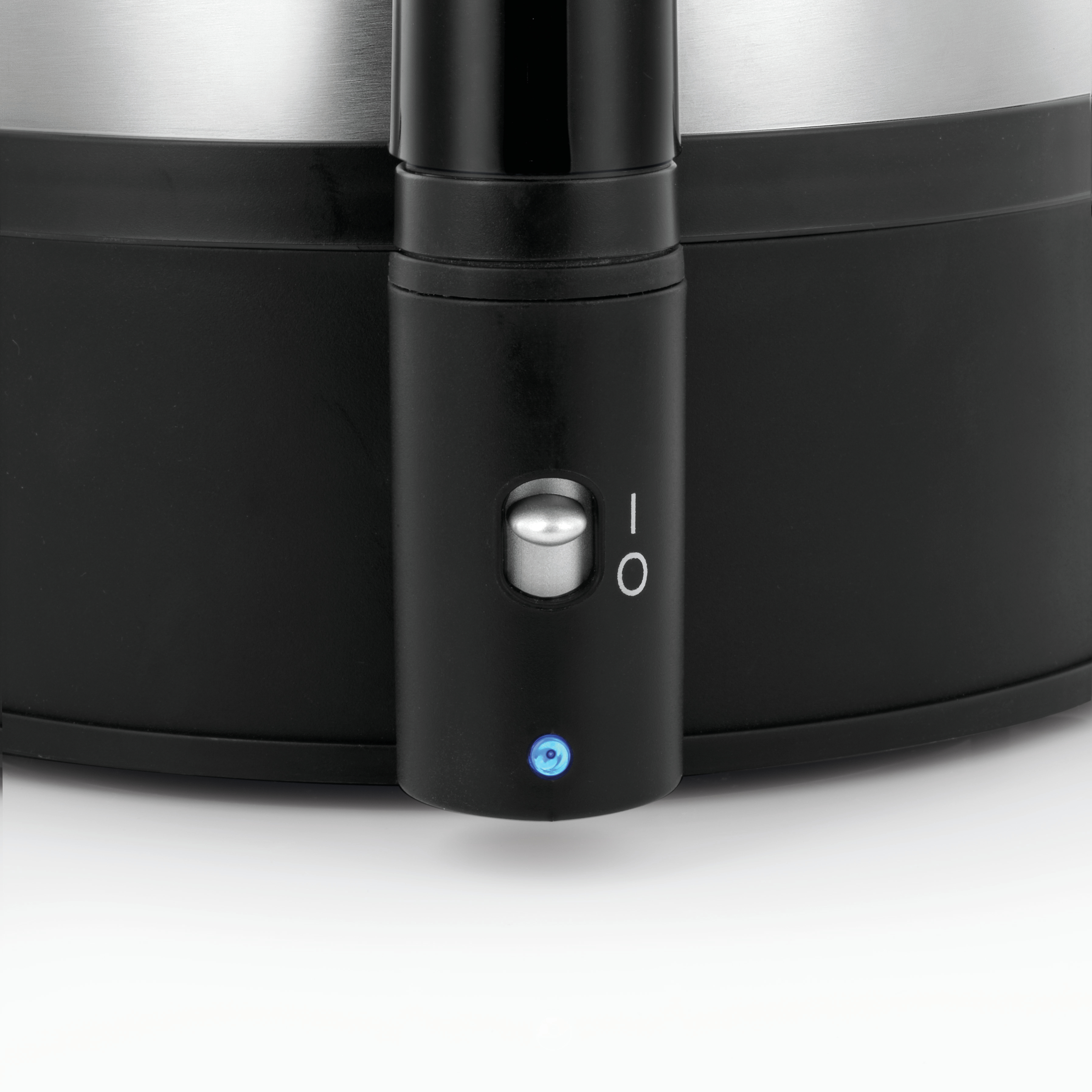 Czarne i srebrne urządzenie z przyciskiem zasilania i niebieskim światłem.