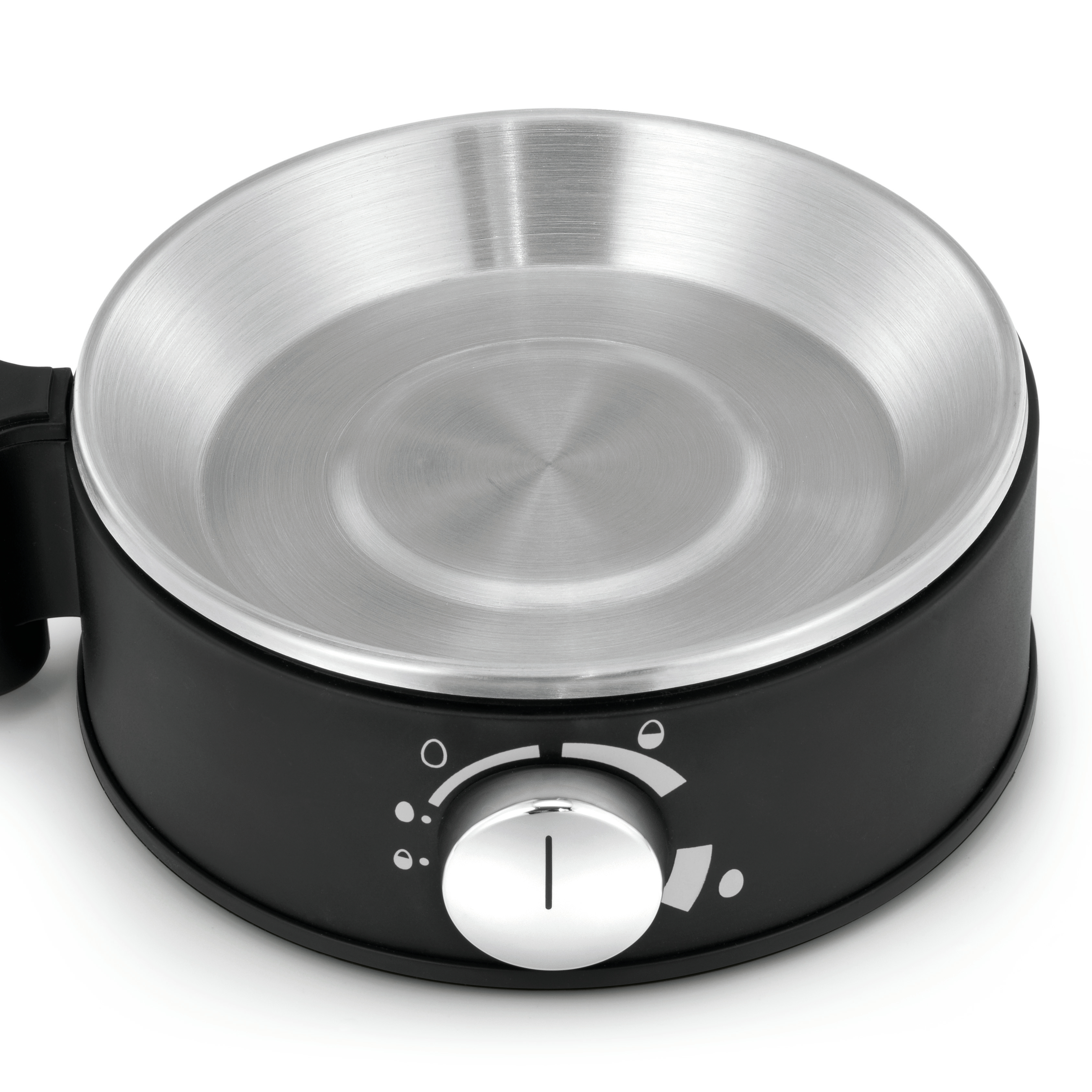 Zbliżenie czarnego i srebrnego grilla elektrycznego. Pokrętło sterowania jest ostre i wskazuje ustawienie.