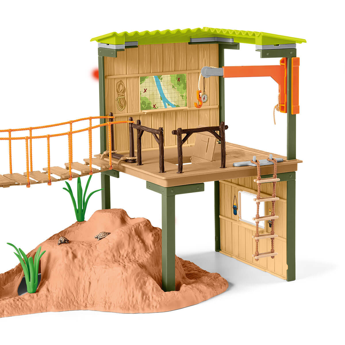 Ein Spielzeug-Baumhaus aus Holz mit Brücke, Leiter und einem kleinen Hügel. Grüne und braune Farben.