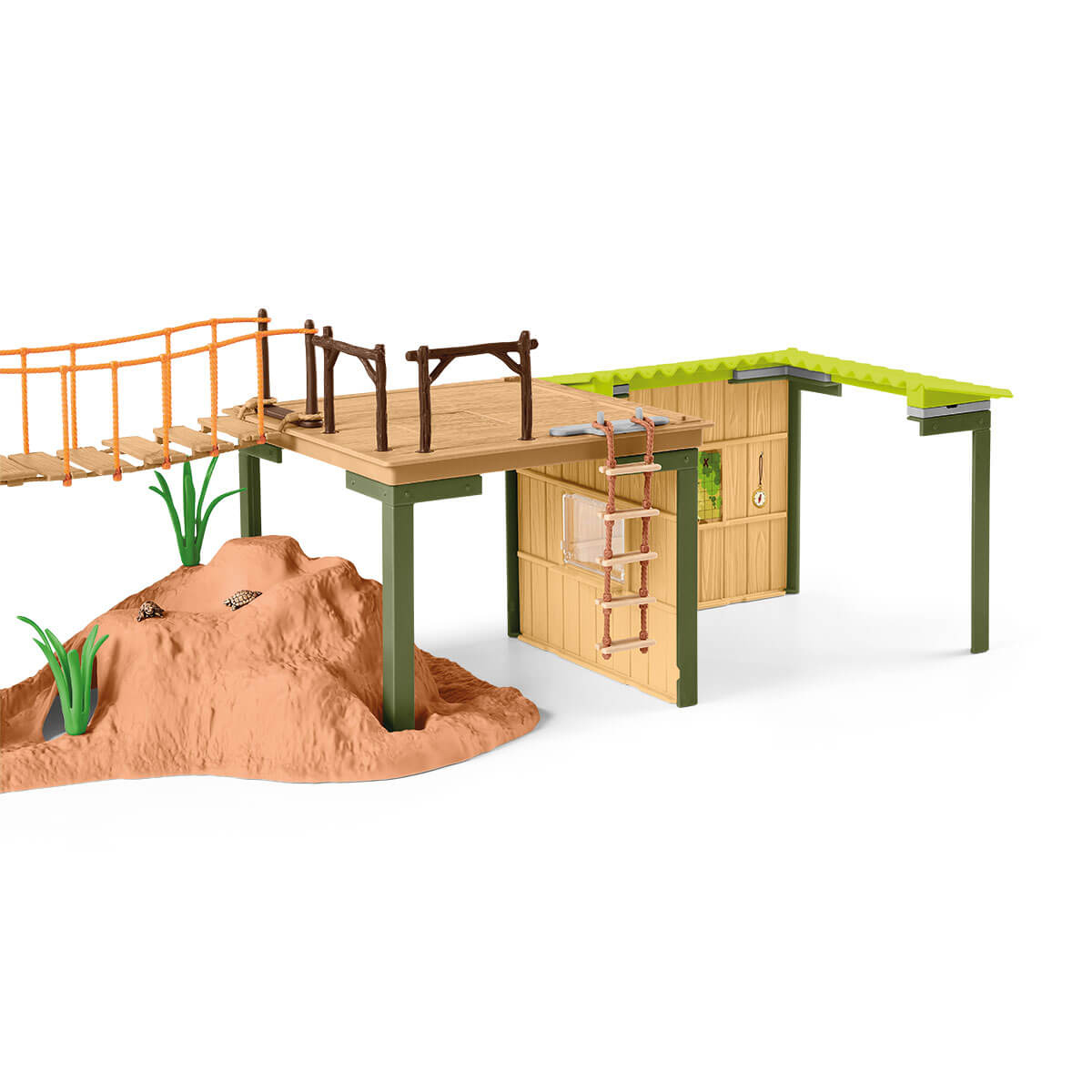 Ein Spielplatz mit Brücke, Plattform, Leiter und sandfarbenem Hügel.