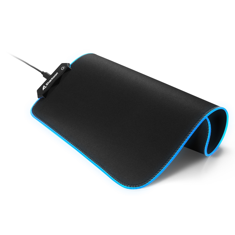 Tapis de souris noir avec bords bleus et connecteur USB. Fond blanc.