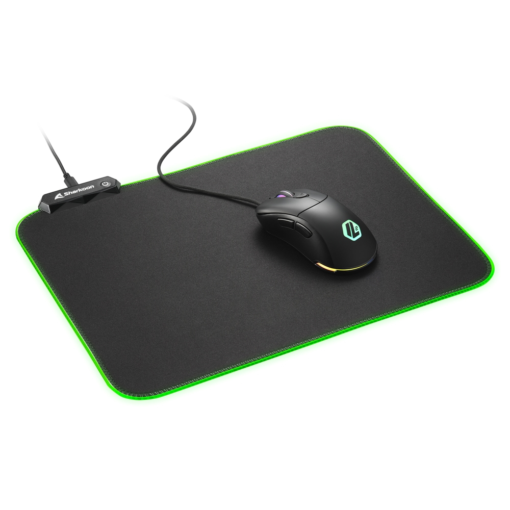 Souris noire sur un tapis noir avec une lueur verte. Un câble connecte.