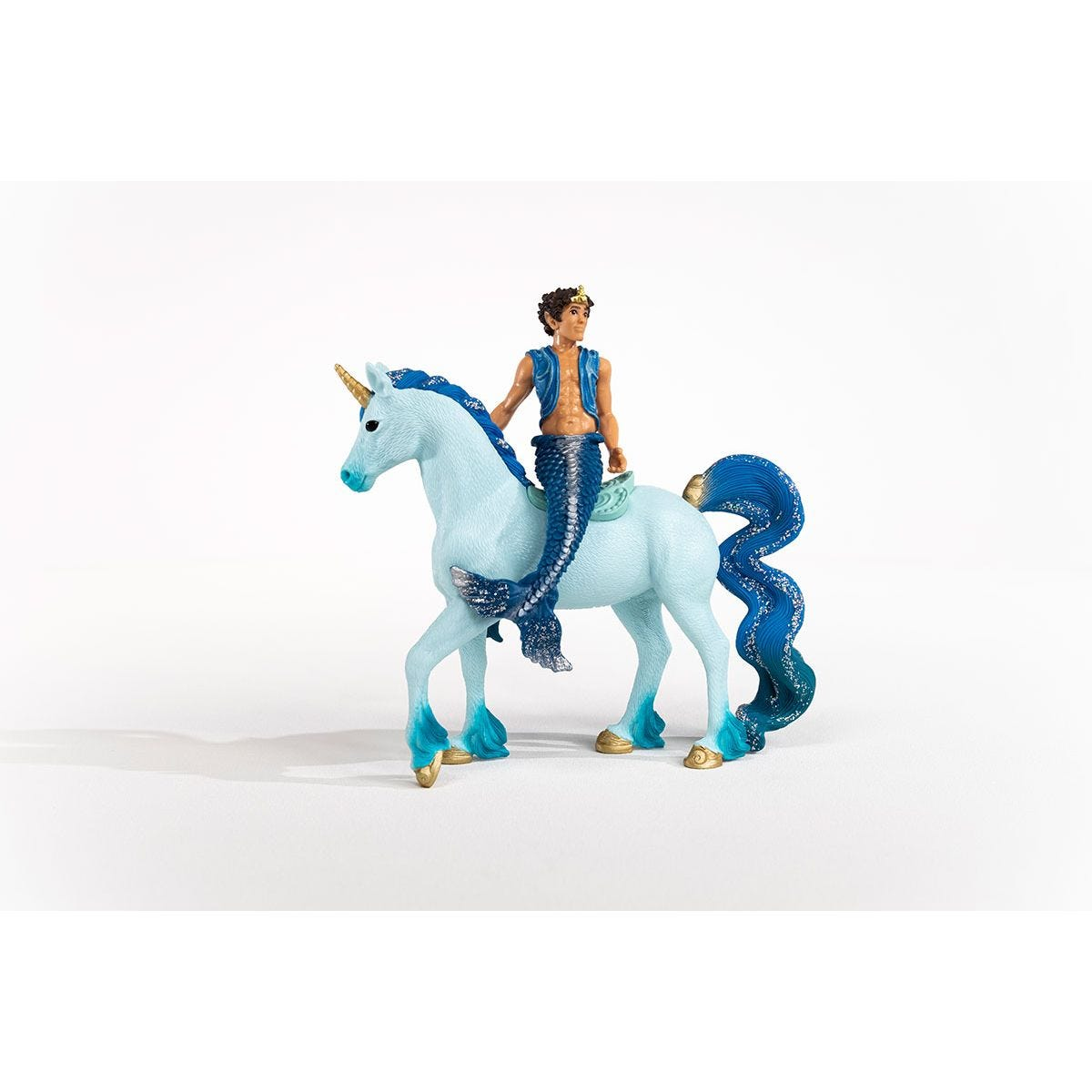 Spielfigur einer Meerjungfrau, die ein Einhorn reitet. Blaue und weiße Farben. Weißer Hintergrund.