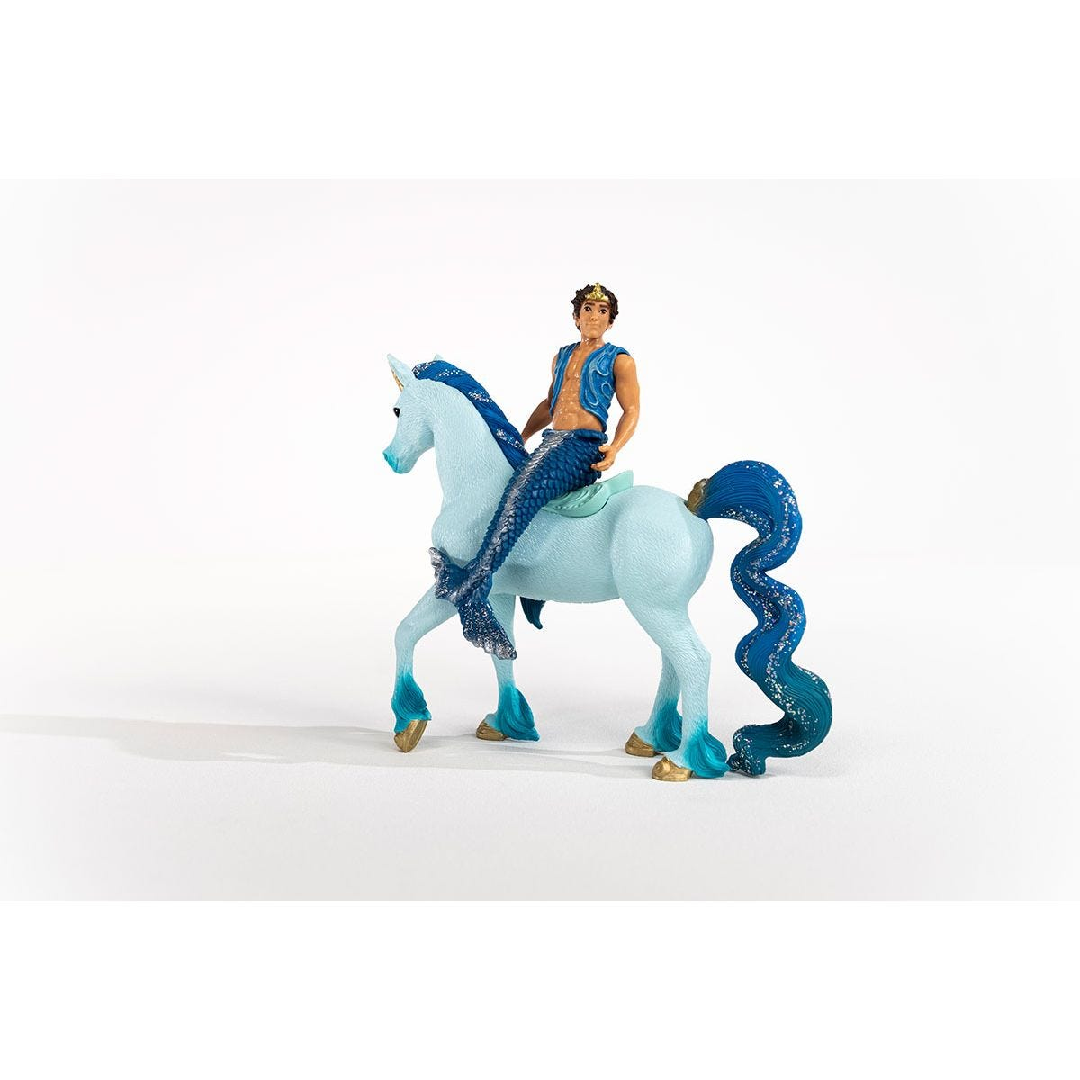 Eine Spielfigur eines Meerjungmanns, der ein hellblaues Einhorn mit welligem Schwanz reitet.