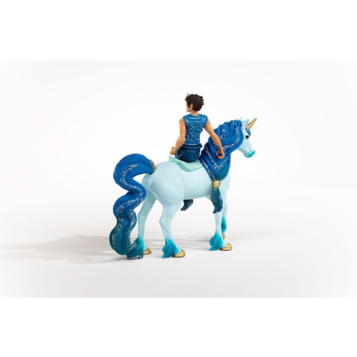 Spielzeug-Einhorn mit Reiter, weißer Hintergrund.