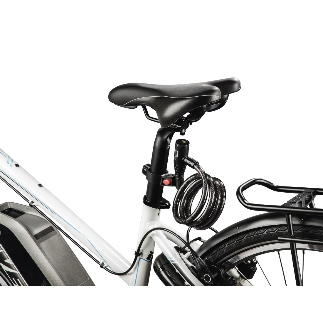 Ein Fahrrad mit angebrachtem Schloss. Das Schloss ist ein schwarzes Spiralkabel, vor weißem Hintergrund.