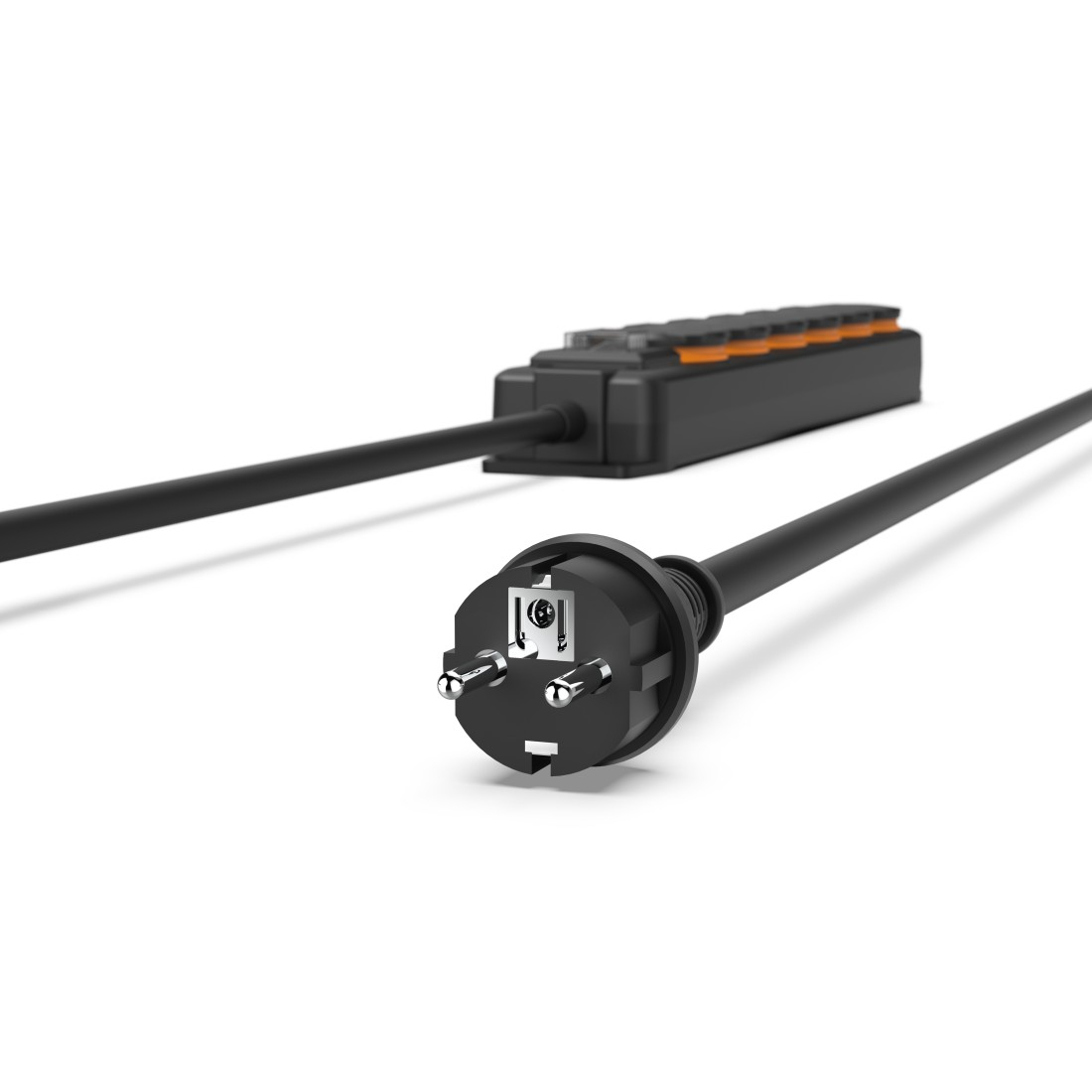 Czarna wtyczka i listwa zasilająca oraz czarny przewód zasilający na białym tle.