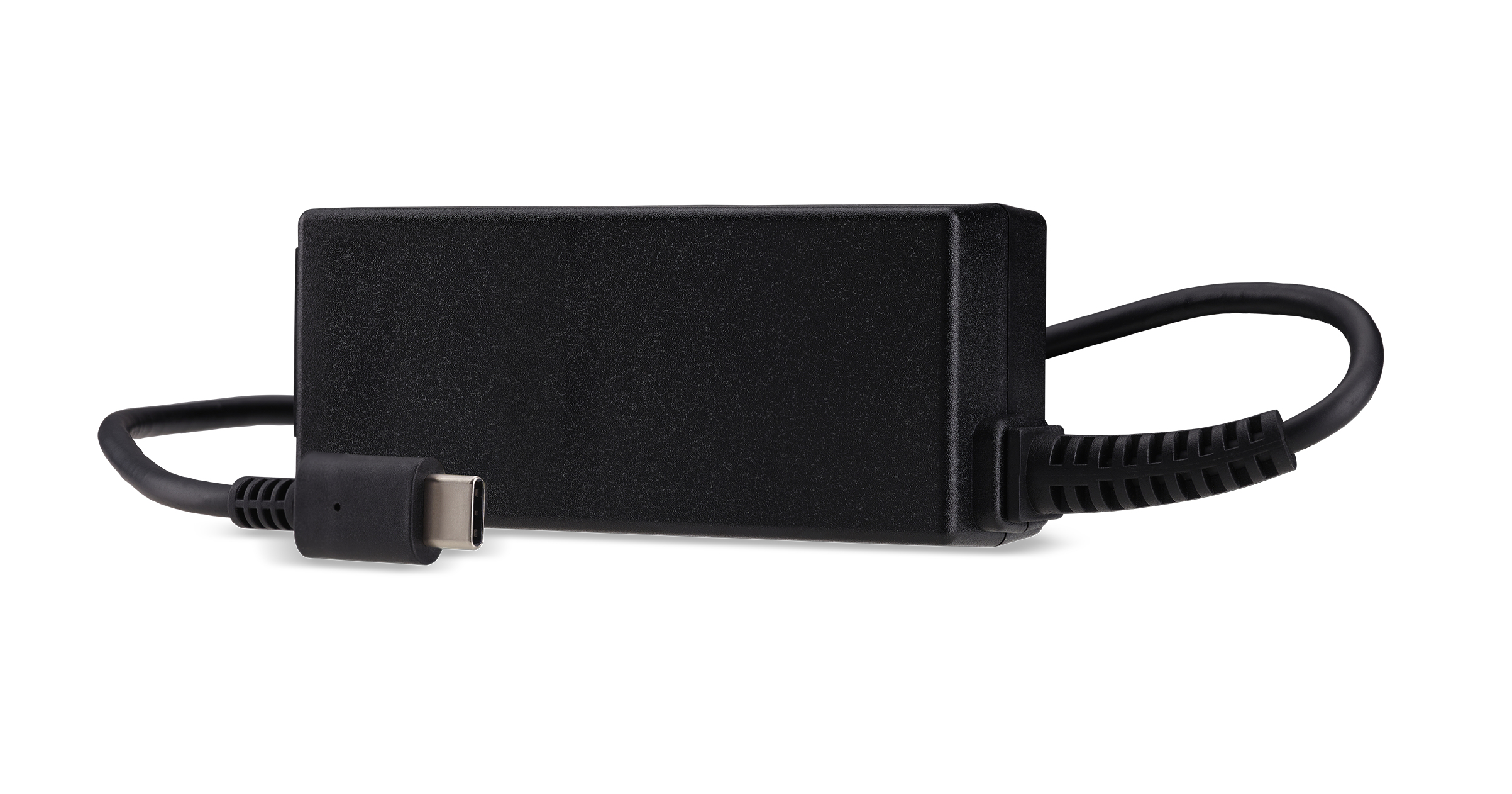 Ein schwarzes Laptop-Ladegerät mit USB-C-Kabel, vor weißem Hintergrund.