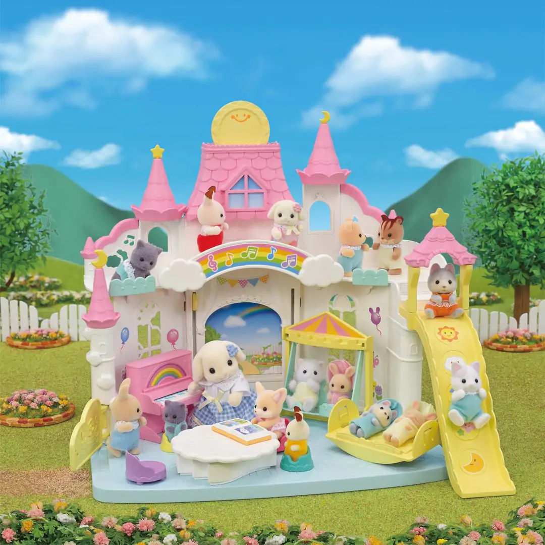 Un juego de Sylvanian Families de un castillo rosa con múltiples figuras de animales, tobogán y columpio.