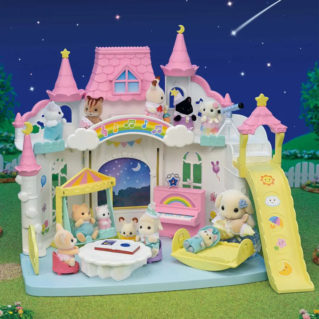Una escena de casa de muñecas con figuras de animales. Un castillo rosa, tobogán, columpio y otros elementos.