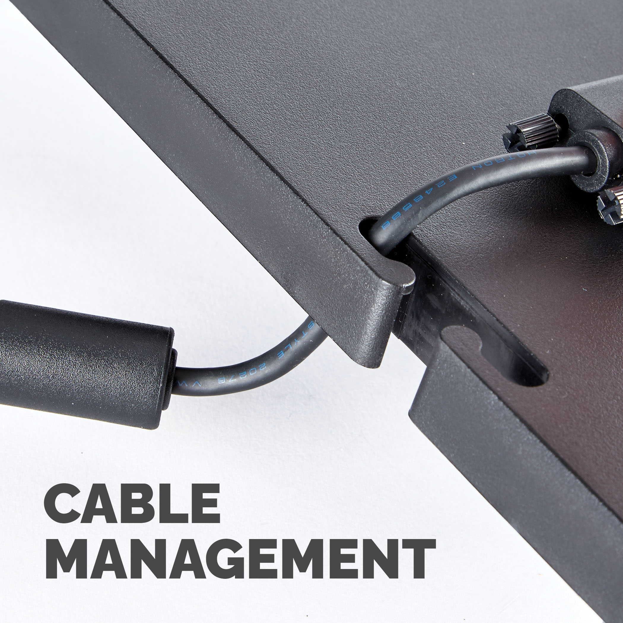 Zbliżenie systemu zarządzania kablami z czarnym kablem i czarną powierzchnią.