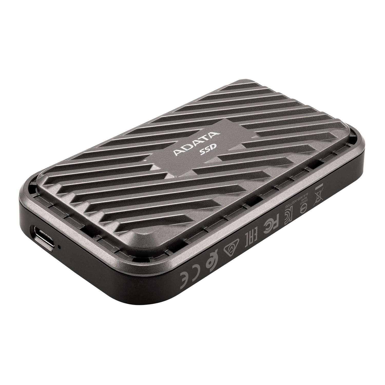 SSD ADATA grigio scuro con design a coste su una superficie nera, vista angolata.
