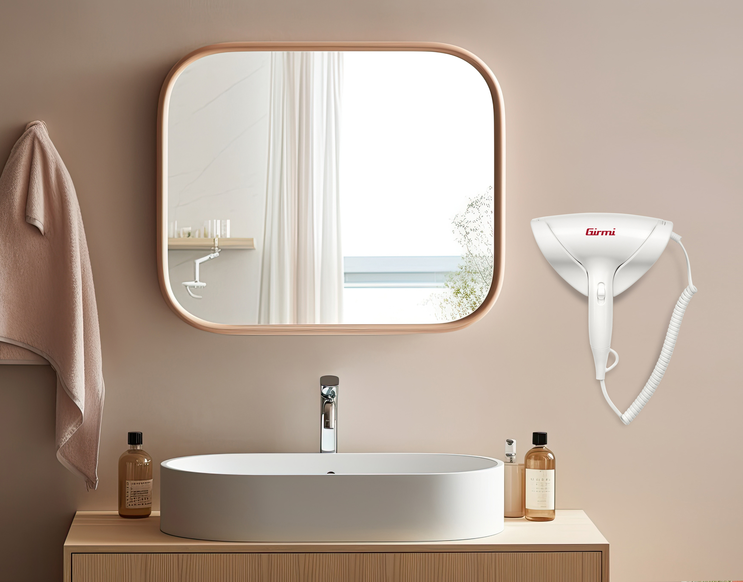 Łazienka z lustrem, umywalką i suszarką do włosów na jasnobrązowej ścianie.