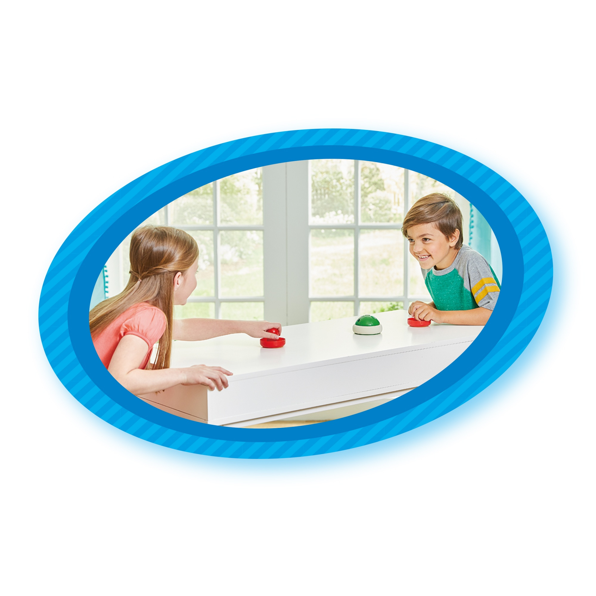 Dwoje dzieci grających w grę. Jedno sięga po czerwony przycisk, drugie patrzy z uśmiechem.