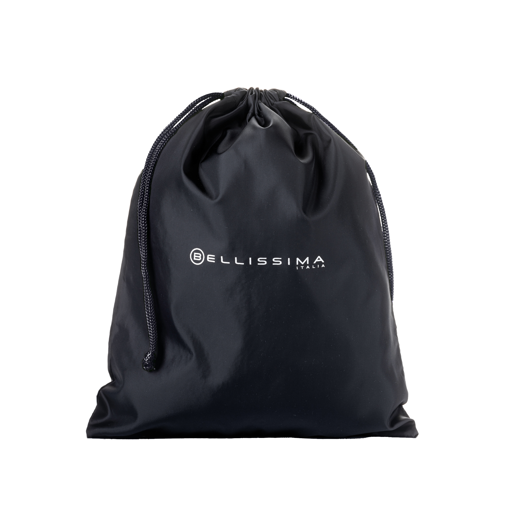 Czarny worek ze sznurkiem z białym logo. Zbliżenie na białym tle.