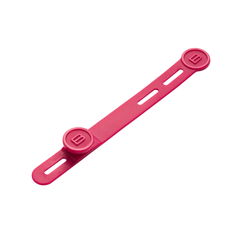 Różowy, prostokątny pasek z dwoma okrągłymi końcami, każdy z zagłębioną literą 'B'.