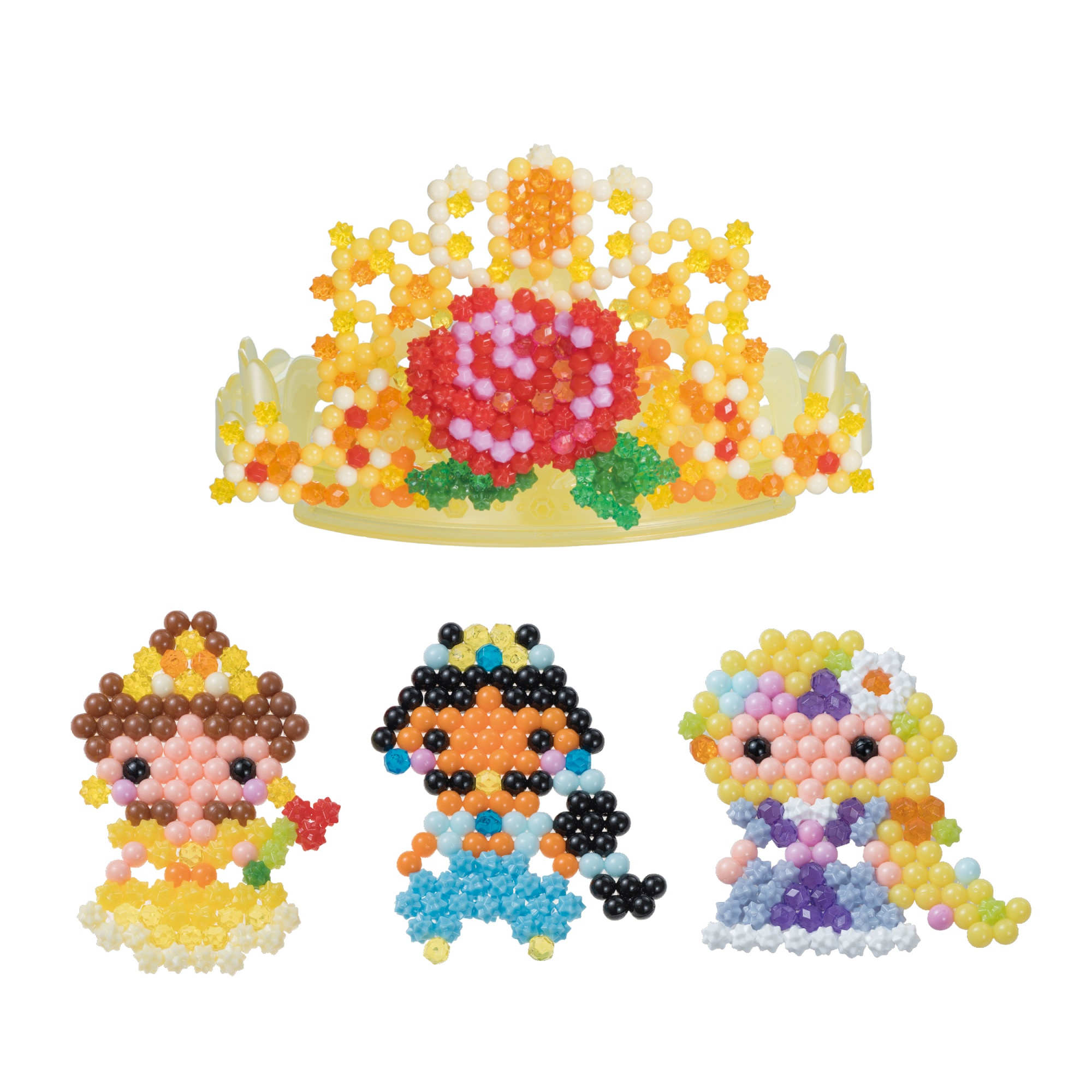 Tiara giocattolo di perline e tre figure di principesse di perline. Figure in giallo, blu e viola.