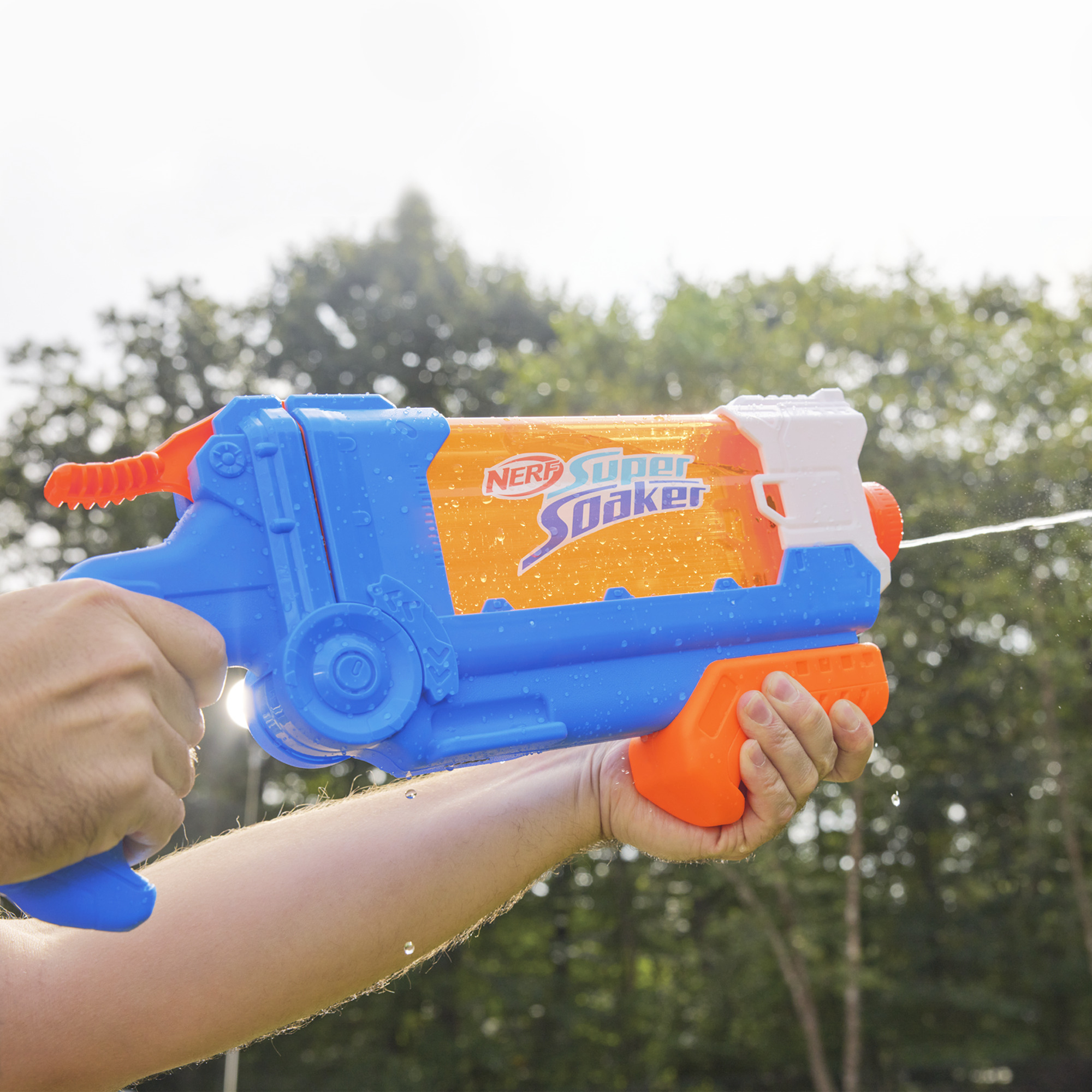 Osoba trzymająca niebiesko-pomarańczowy pistolet na wodę Nerf Super Soaker.