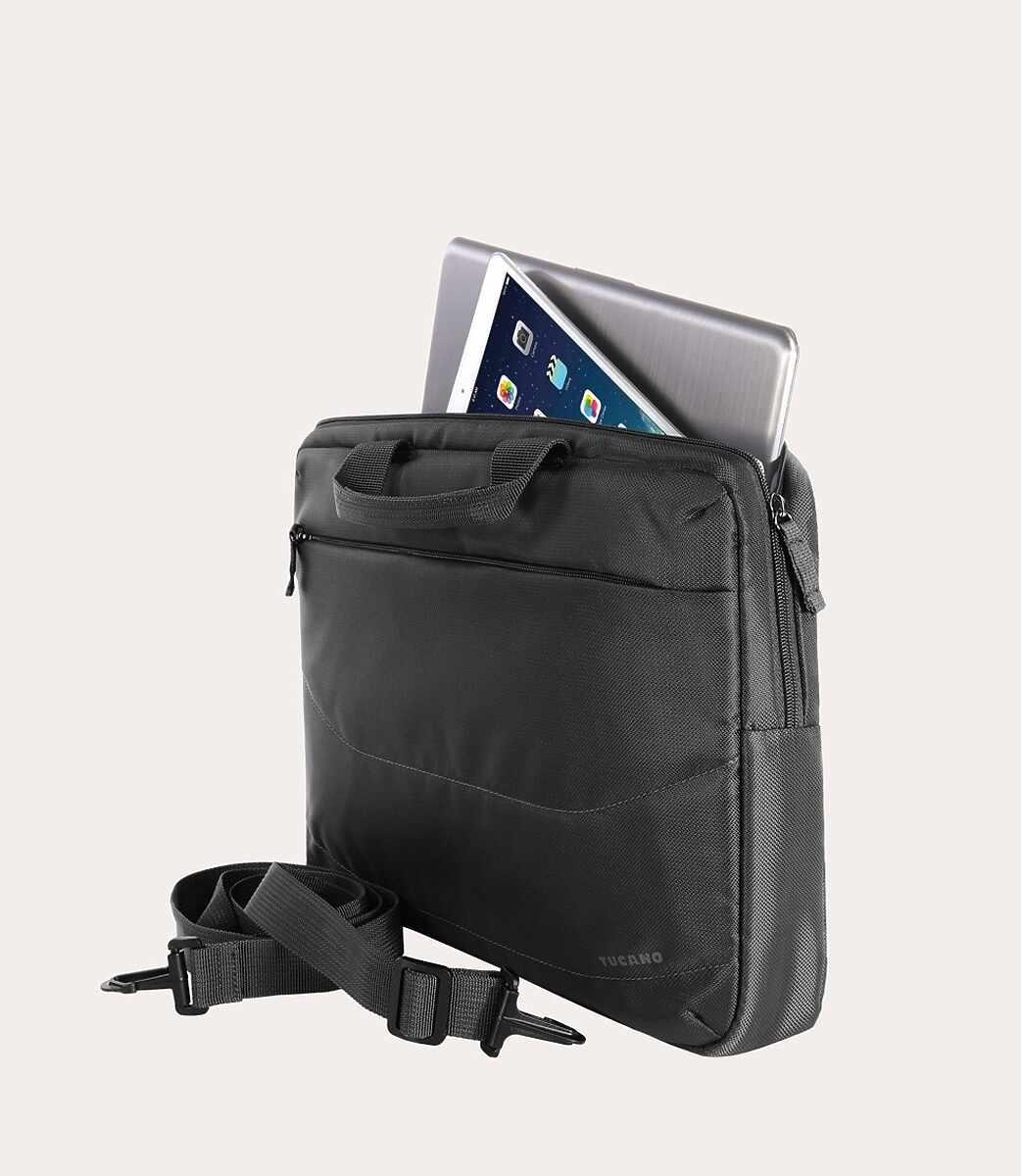 Schwarze Laptoptasche mit teilweise sichtbarem silbernem Tablet. Enthält einen Griff und Schulterriemen.