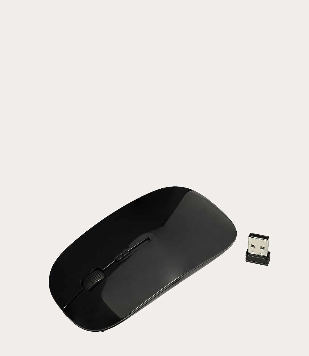 Schwarze kabellose Maus und ein USB-Empfänger vor weißem Hintergrund. Die Maus hat ein Scrollrad.